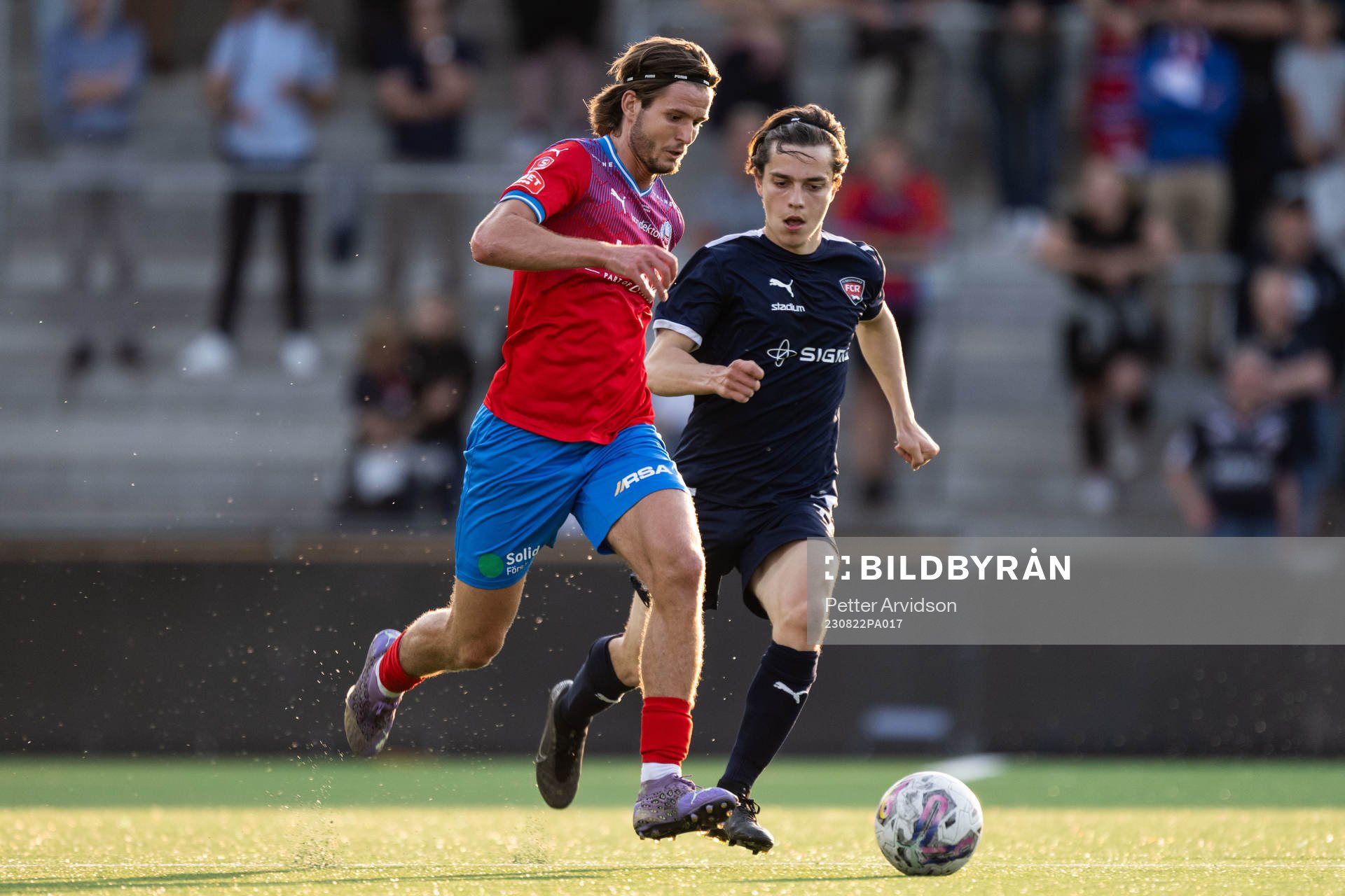 Helsingborgs Wilhelm Loeper och FC Rosengårds Ajdin Avdic under fotbollsmatchen i Svenska Cupen mellan FC Rosengård 1917 och Helsingborg den 22 augusti 2023 i Malmö.