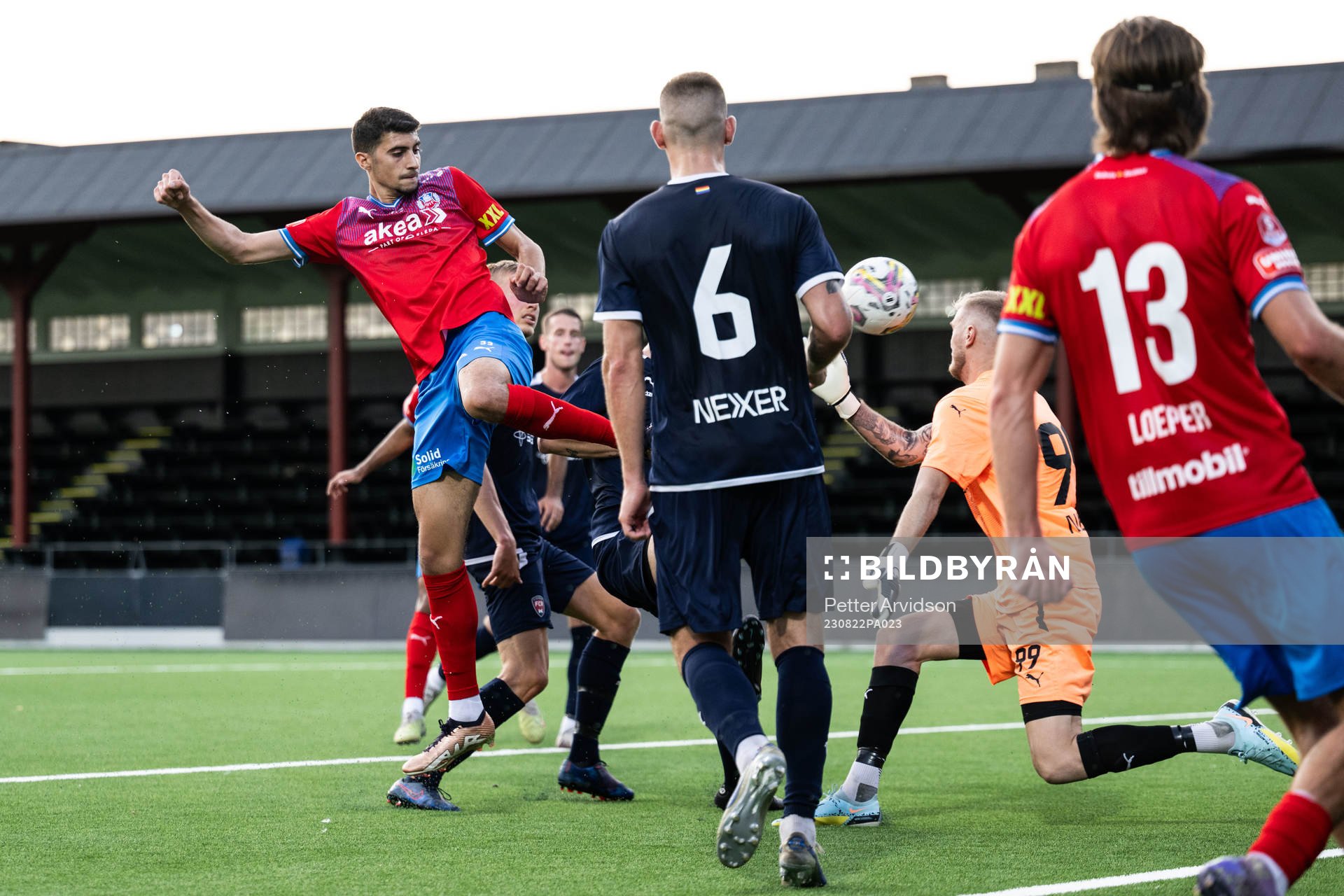 Helsingborgs Amar Muhsin mot FC Rosengårds målvakt Jesper