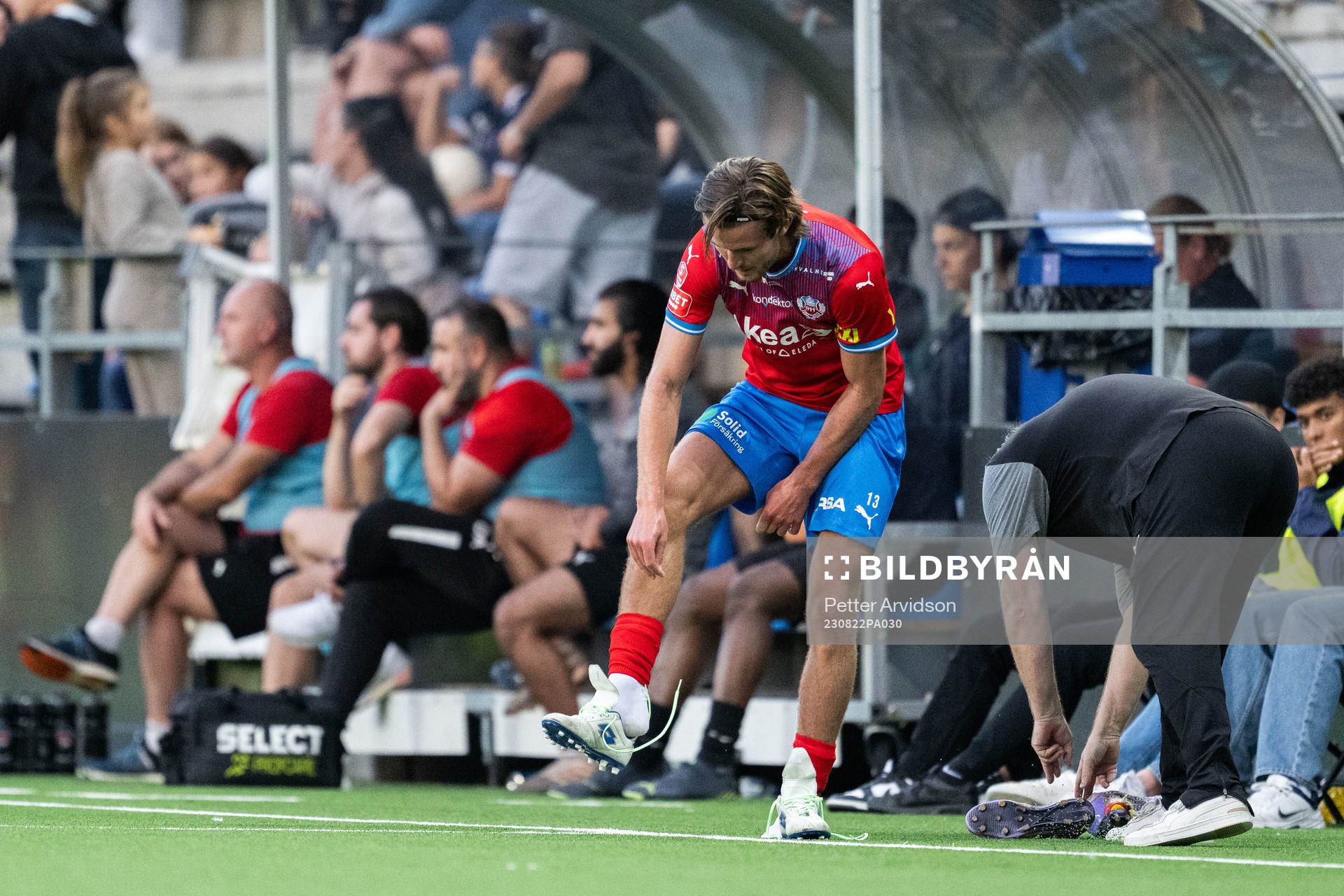 Helsingborgs Wilhelm Loeper byter sko under fotbollsmatchen i Svenska Cupen mellan FC Rosengård 1917 och Helsingborg den 22 augusti 2023 i Malmö.