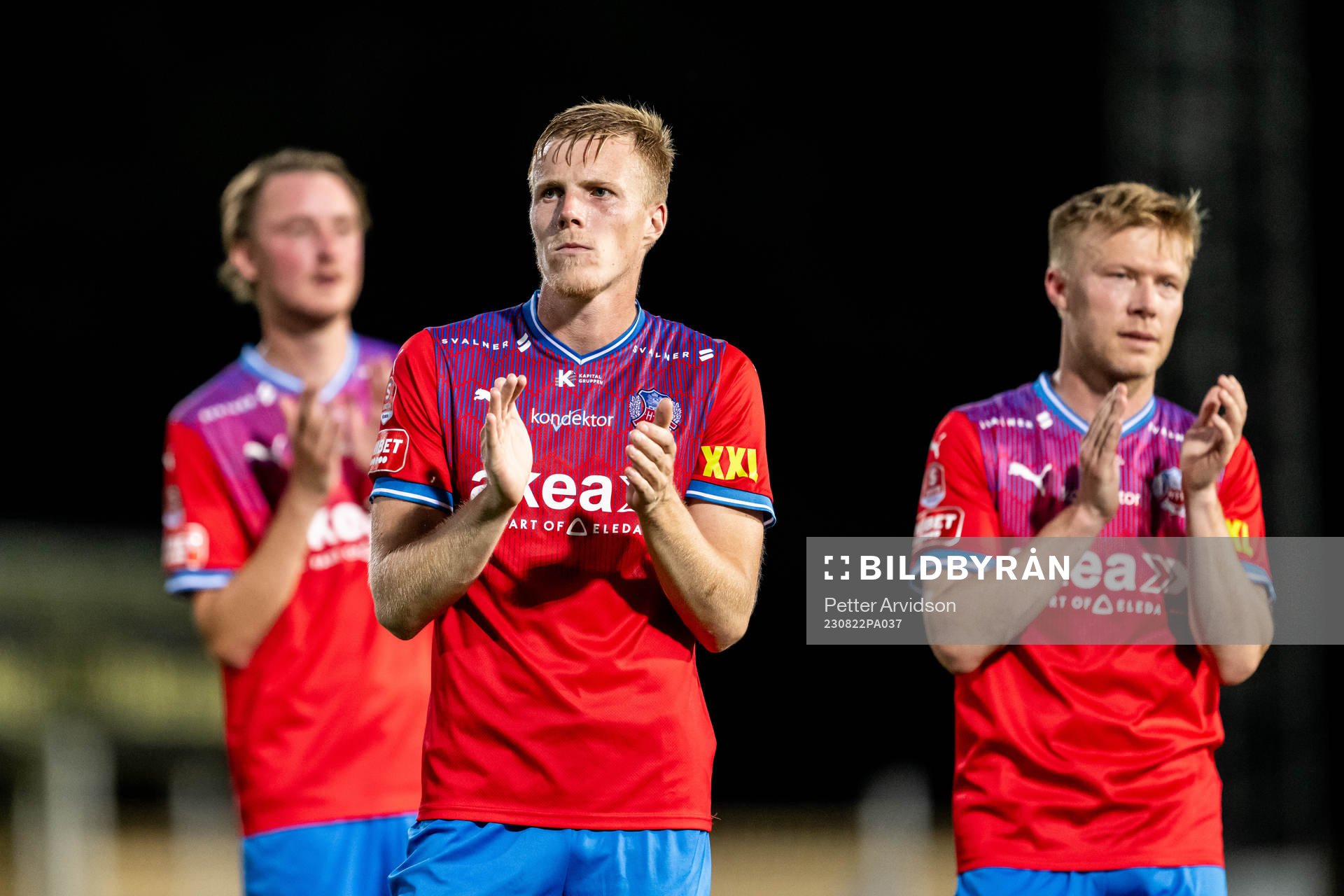 Helsingborgs Emil Hellman tackar supportrarna