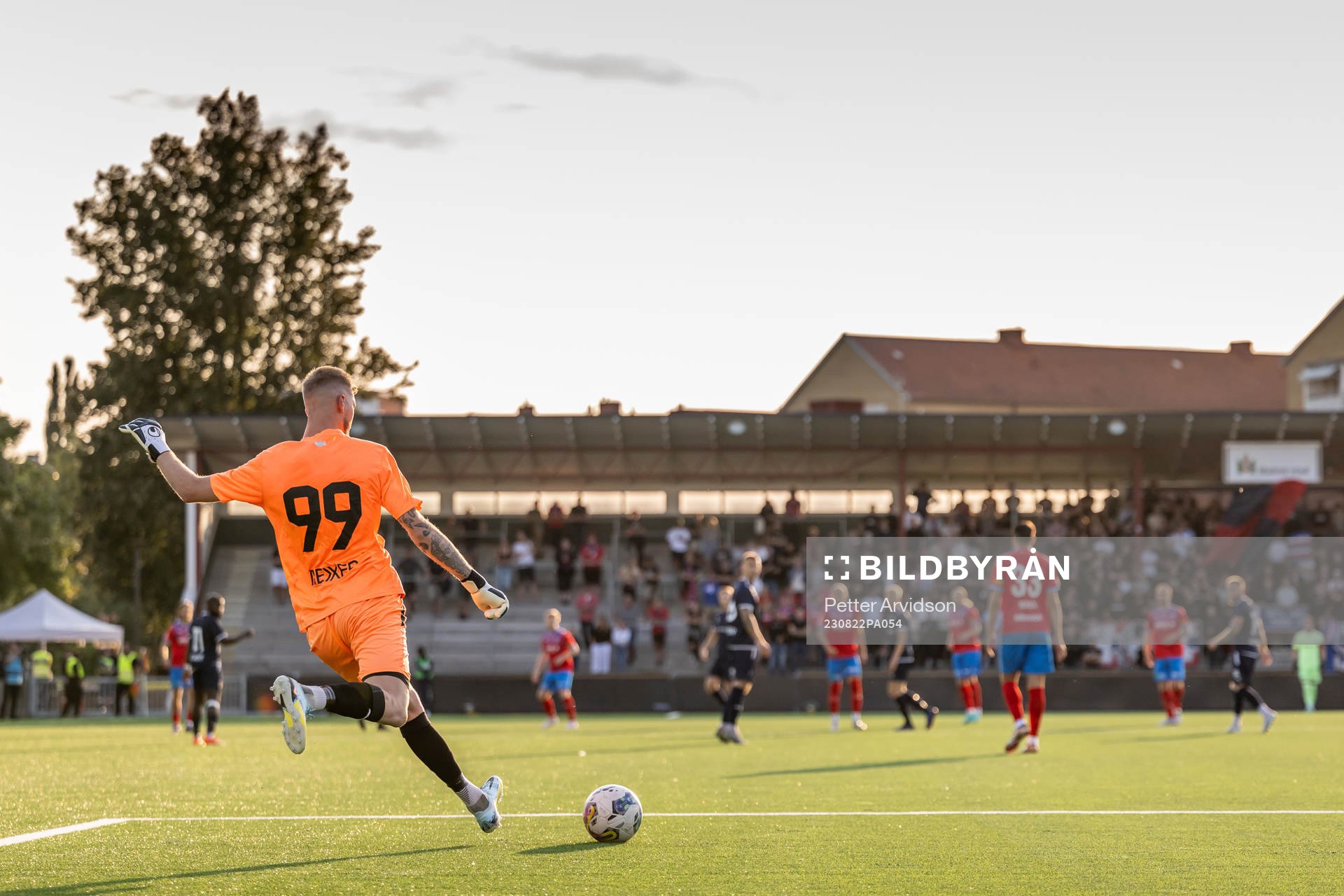 FC Rosengårds målvakt Jesper Andersson med en utspark