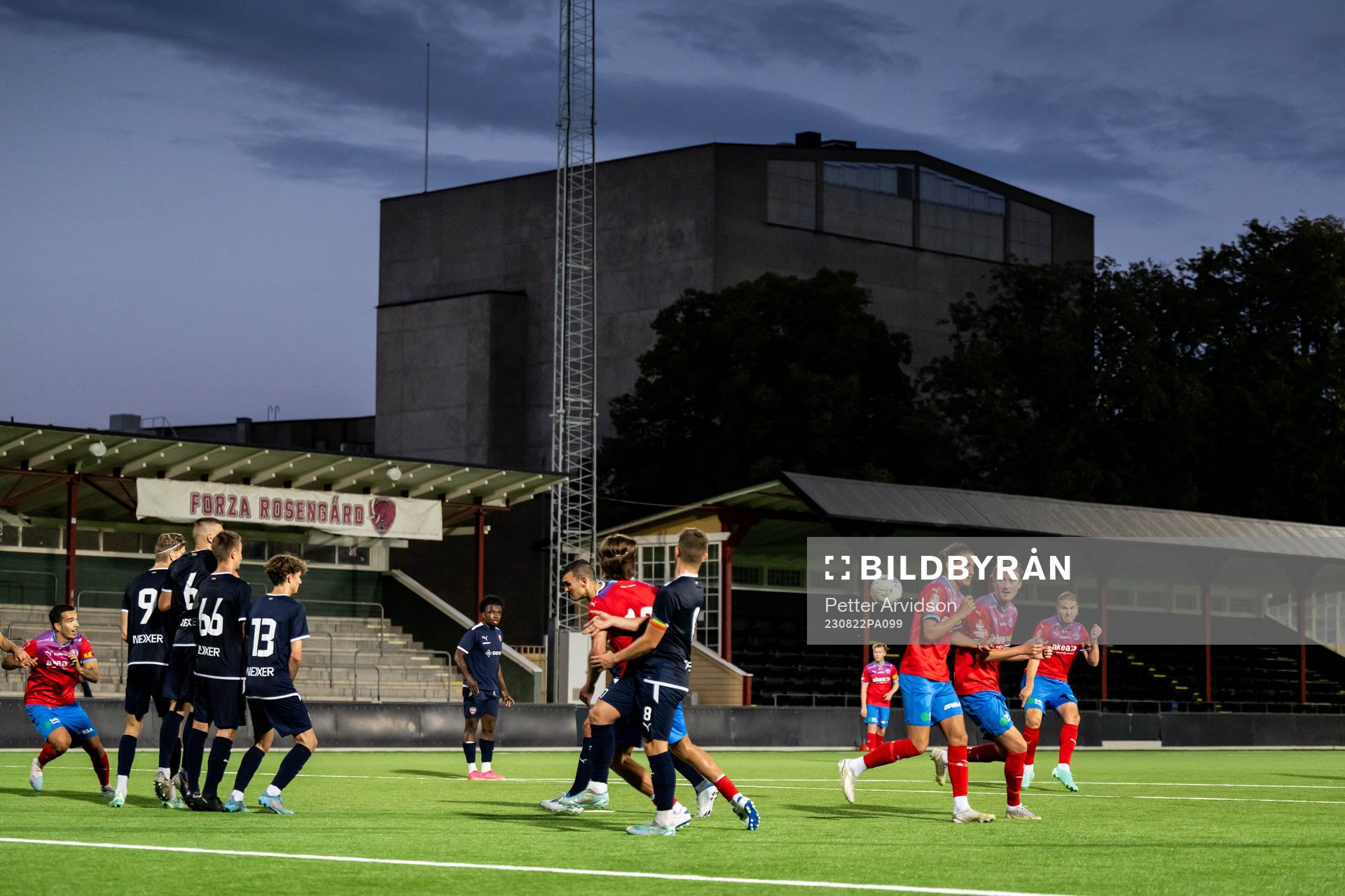 Helsingborgs Charlie Weberg slår en frispark