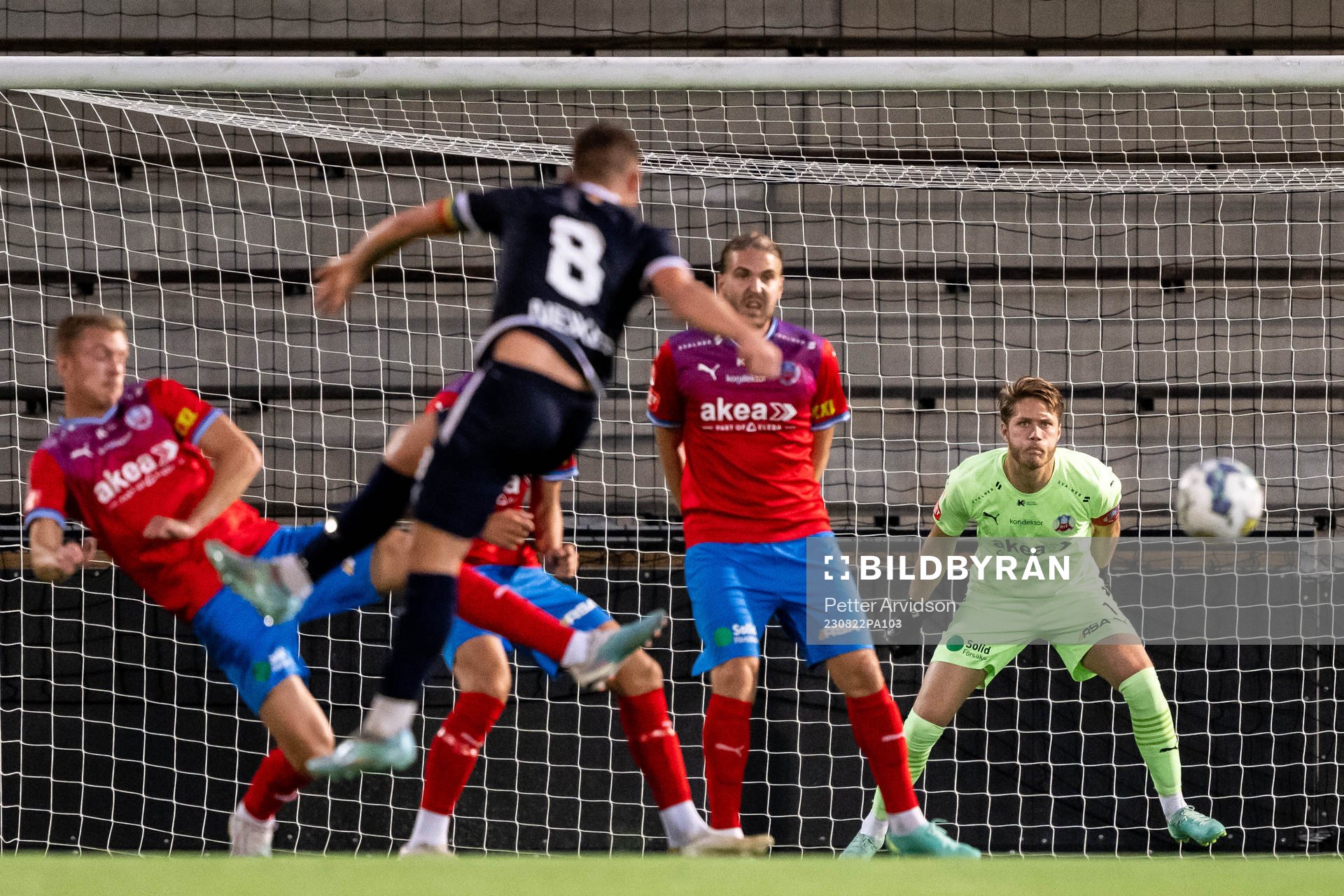 FC Rosengårds Ken Legiec skjuter mot Helsingborgs målvakt