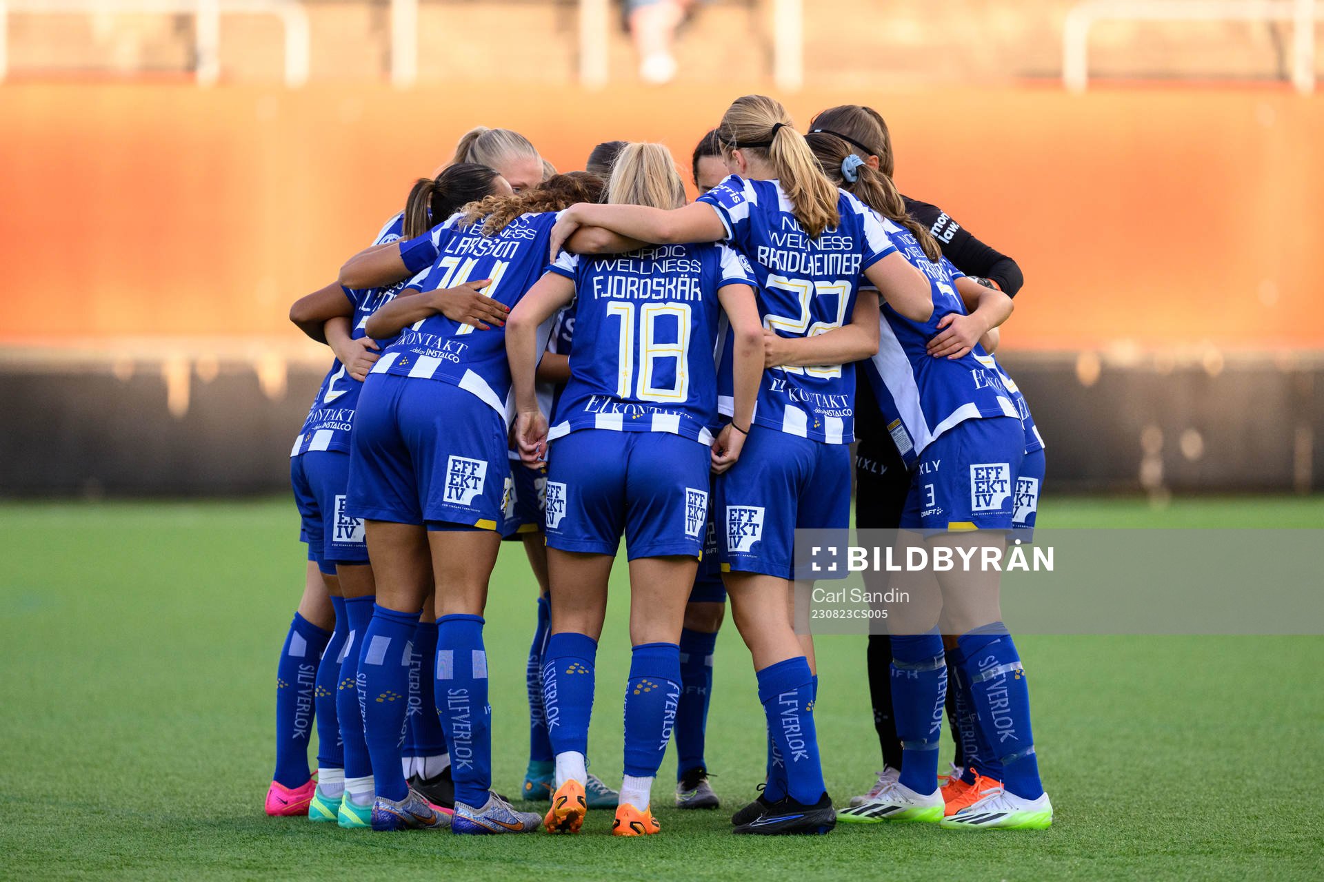 Spelarna samlas innan fotbollsmatchen i Svenska Cupen