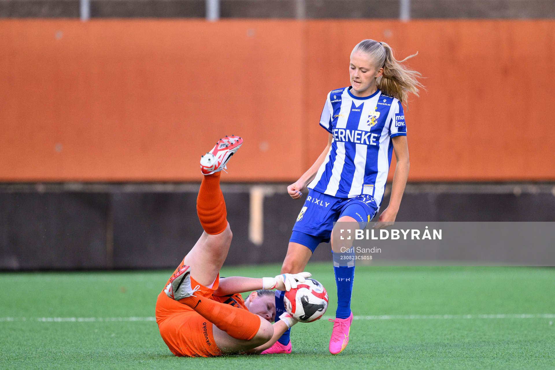 Jitexs Anna Larsson och IFK Göteborgs Filippa Andersson under fotbollsmatchen i Svenska Cupen mellan IFK Göteborg och Jitex den 23 augusti 2023 i Göteborg.