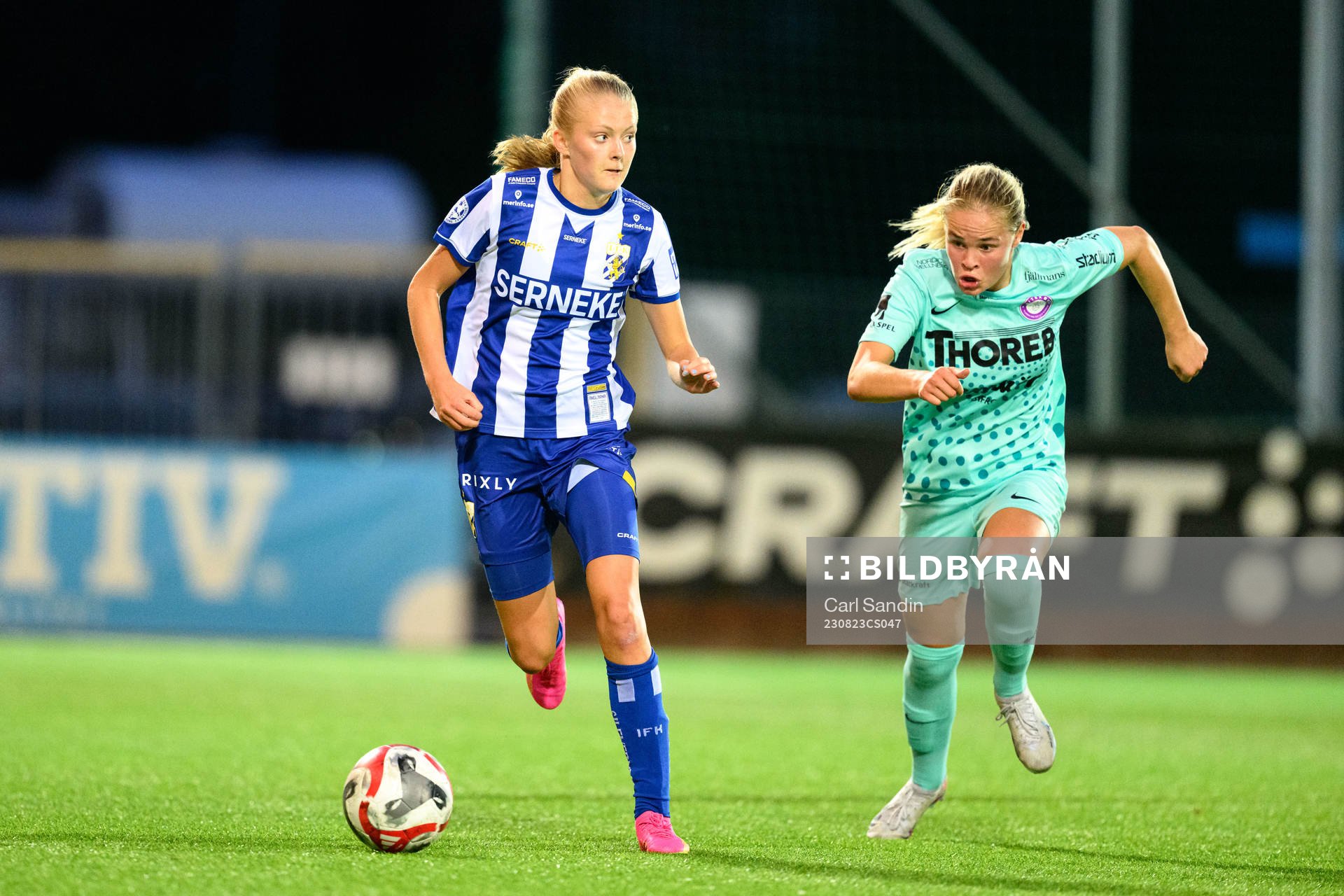 IFK Göteborgs Filippa Andersson och Jitexs Linnea Folkow under fotbollsmatchen i Svenska Cupen mellan IFK Göteborg och Jitex den 23 augusti 2023 i Göteborg.