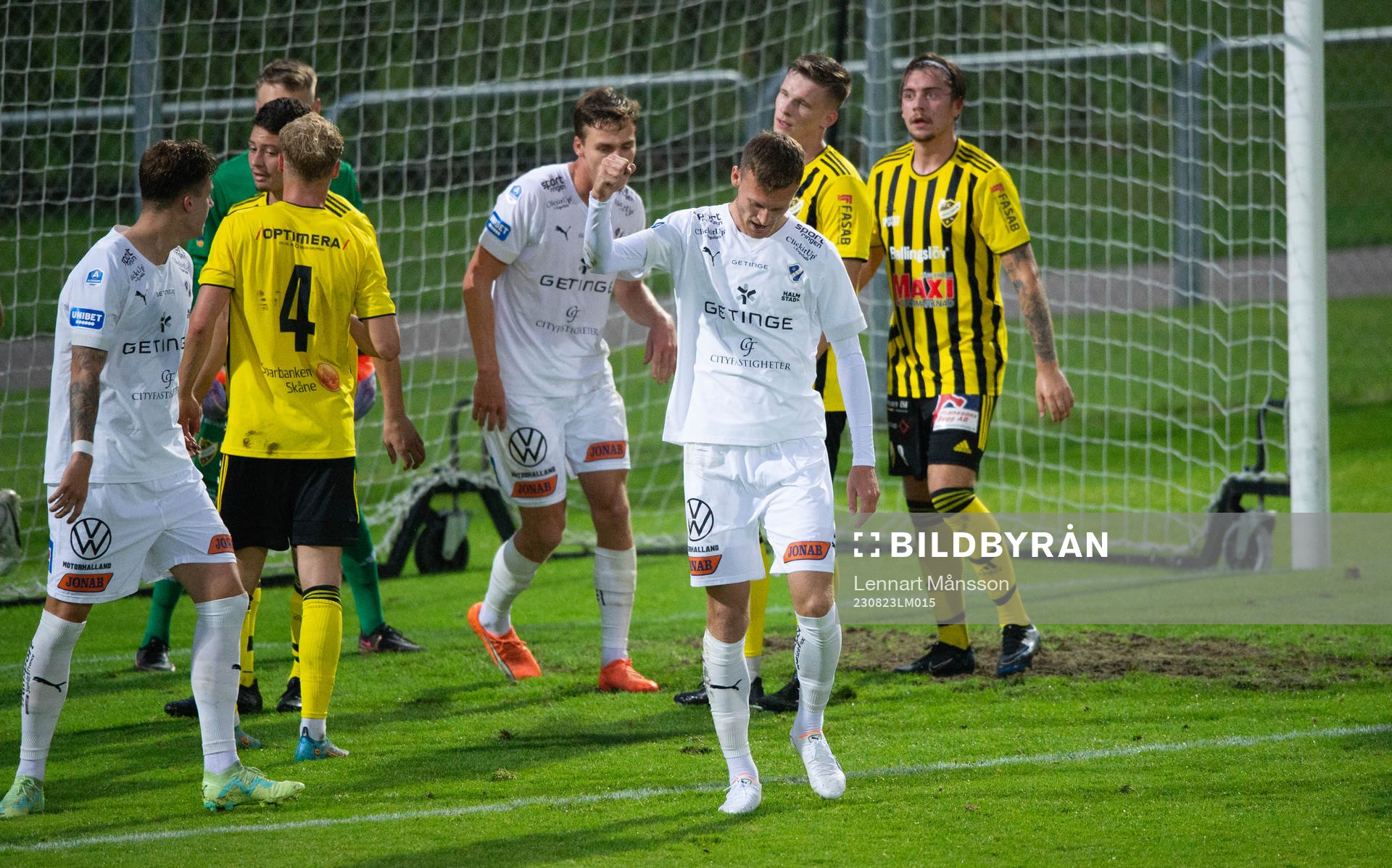 Halmstads Viktor Granath har gjort mål och jublar i