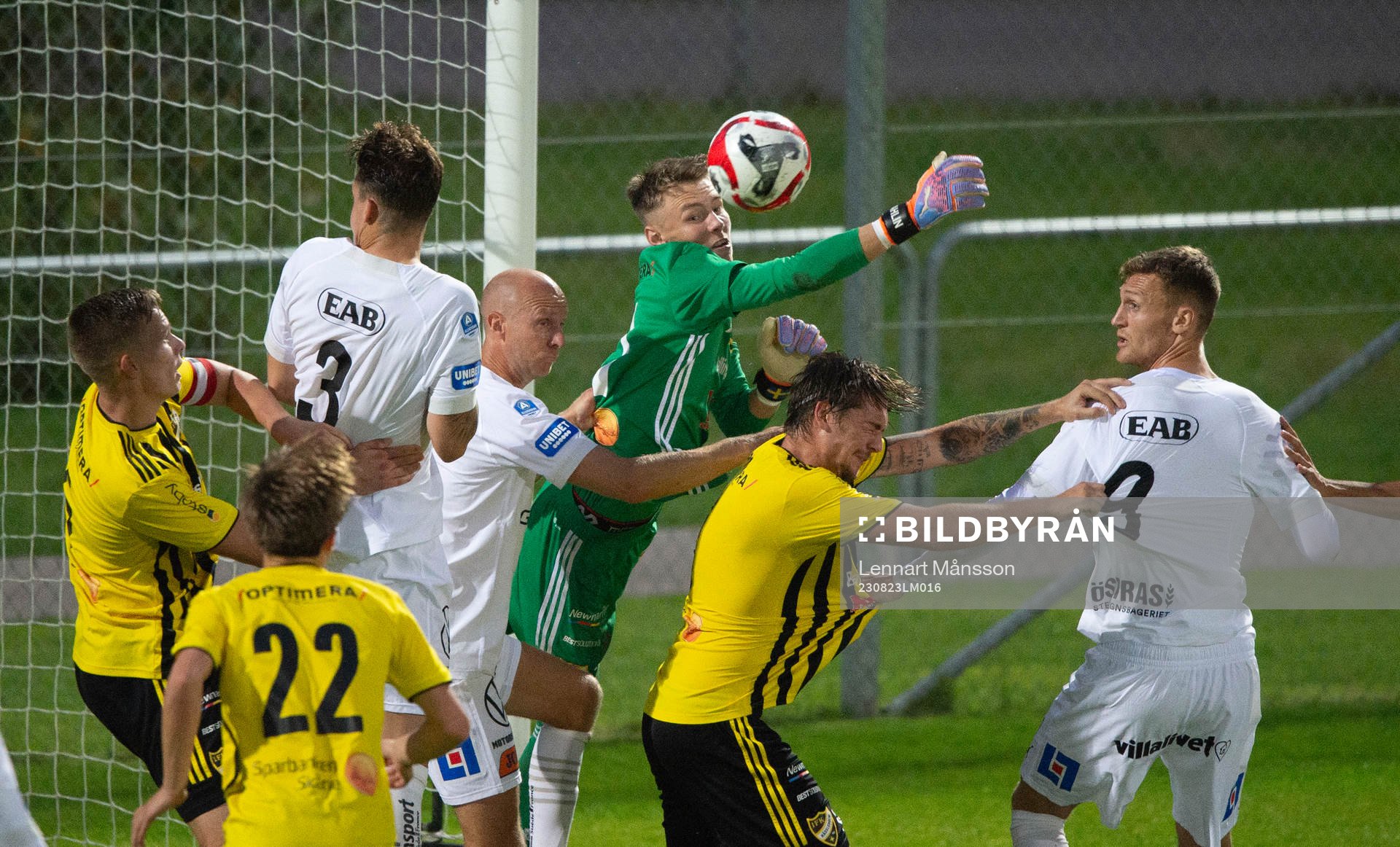 IFK Hässleholms målvakt Felix Persson boxar bort framför