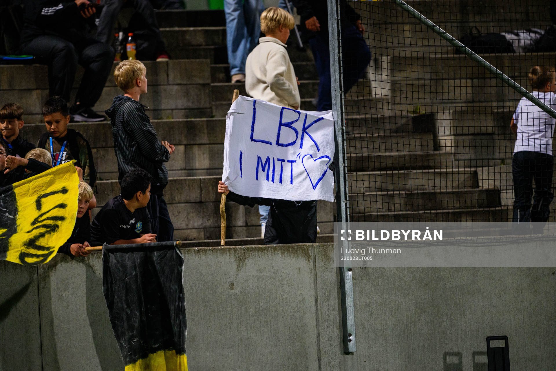 En supporter håller uppe banneroll LBK i mitt hjärta