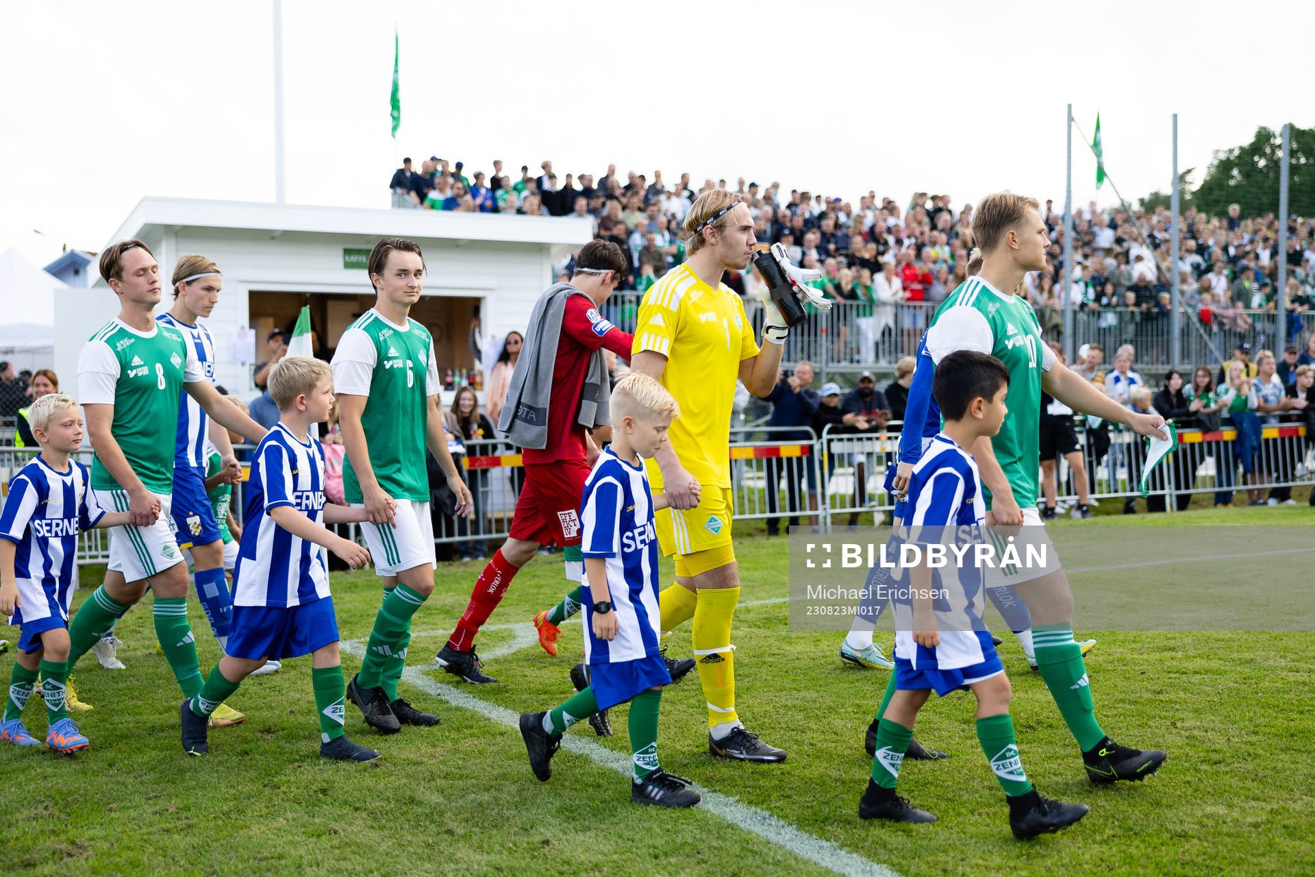 IK Zeniths och IFK Göteborgs spelare på väg in på