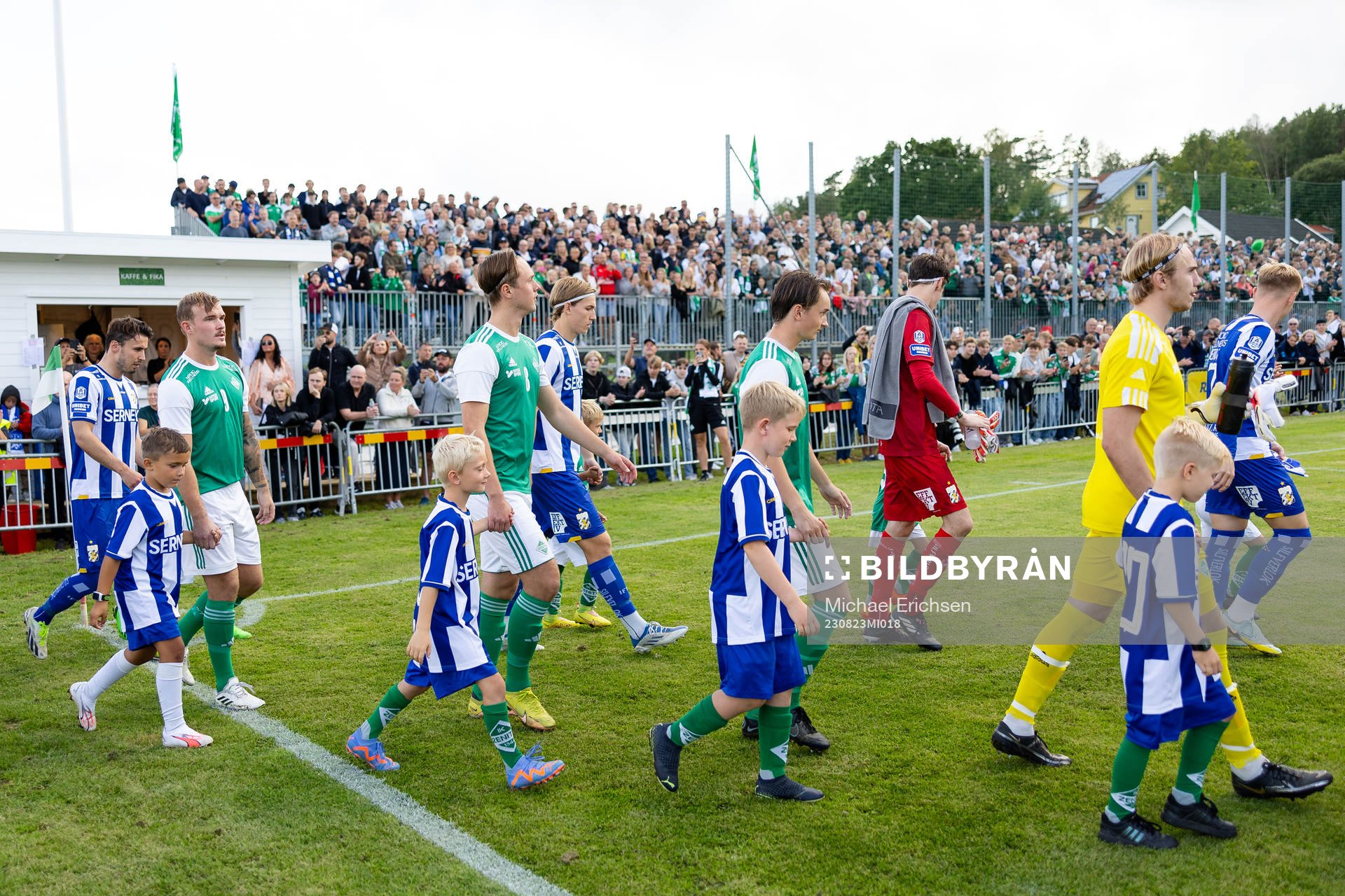 IK Zeniths och IFK Göteborgs spelare på väg in på