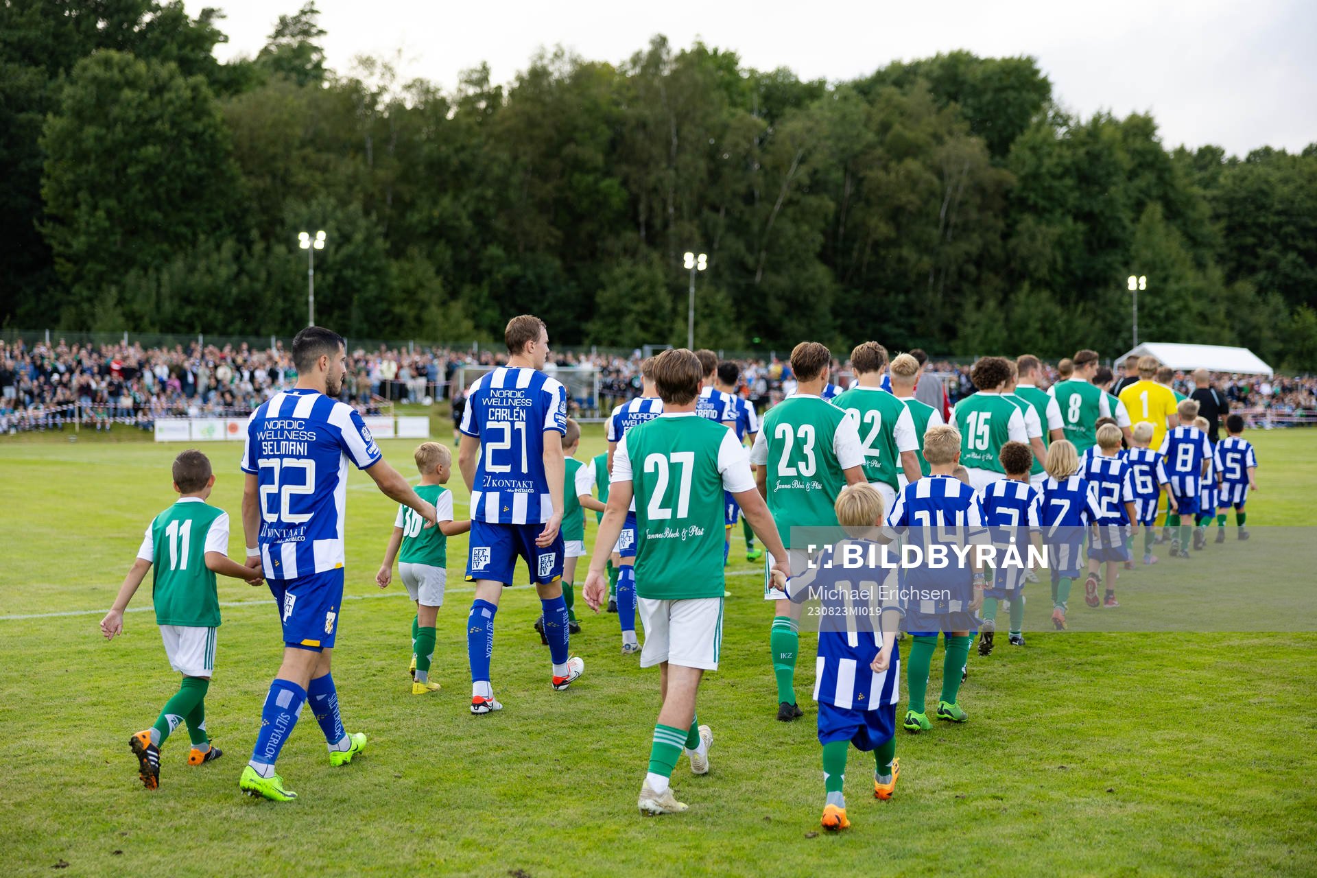 IK Zeniths och IFK Göteborgs spelare på väg in på