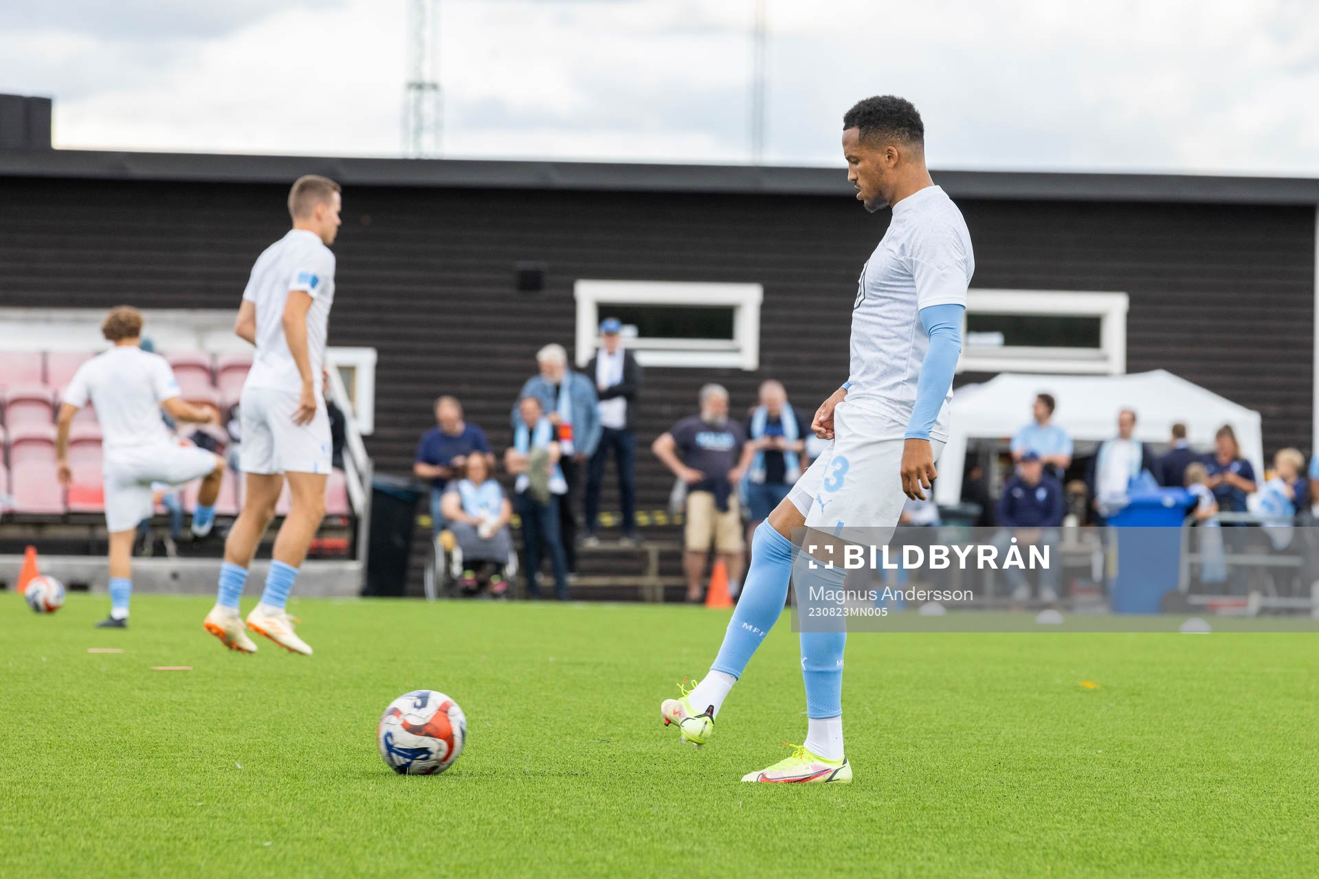Malmö FFs Martin Olsson på uppvärmningen