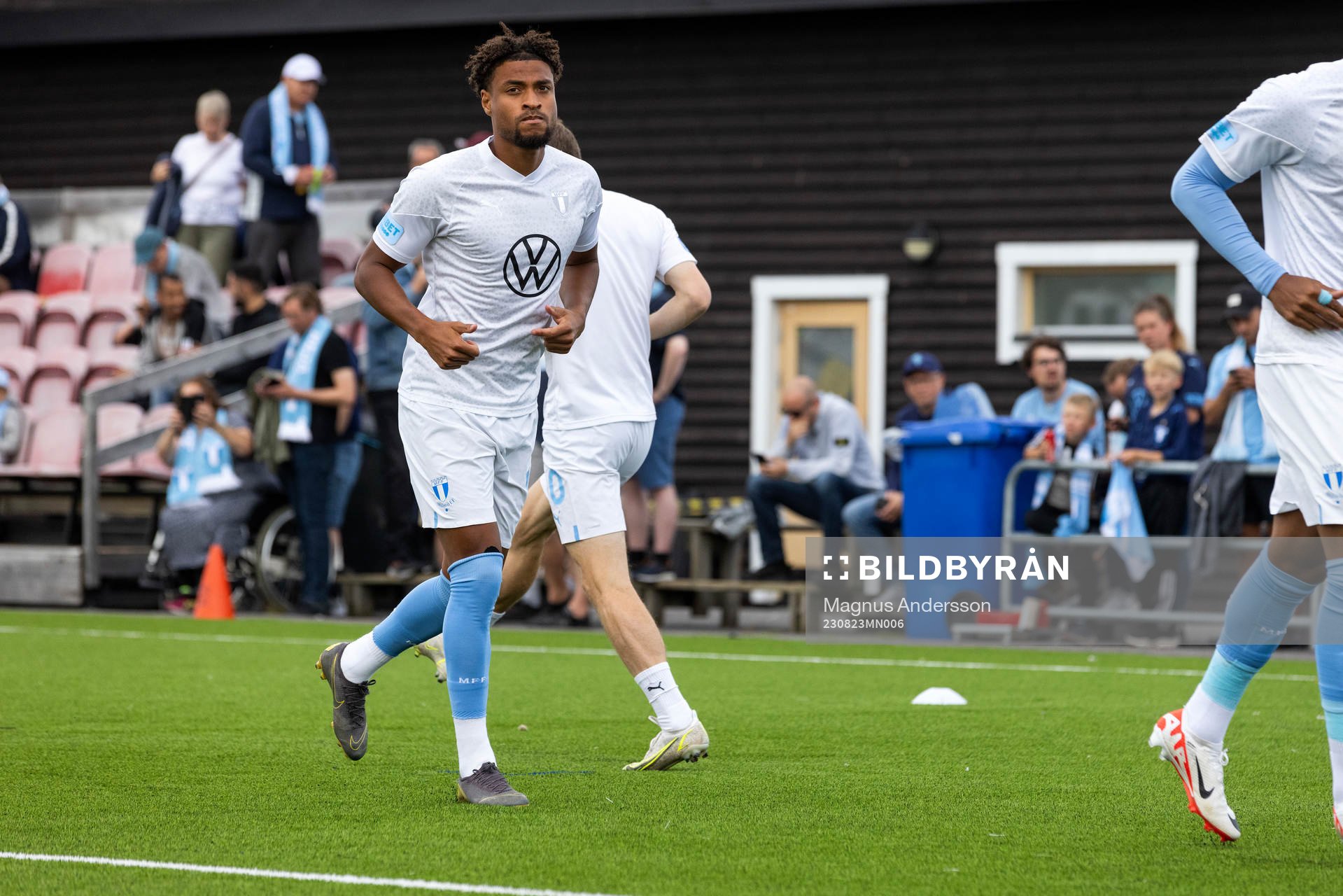 Malmö FFs Joseph Ceesay på uppvärmningen