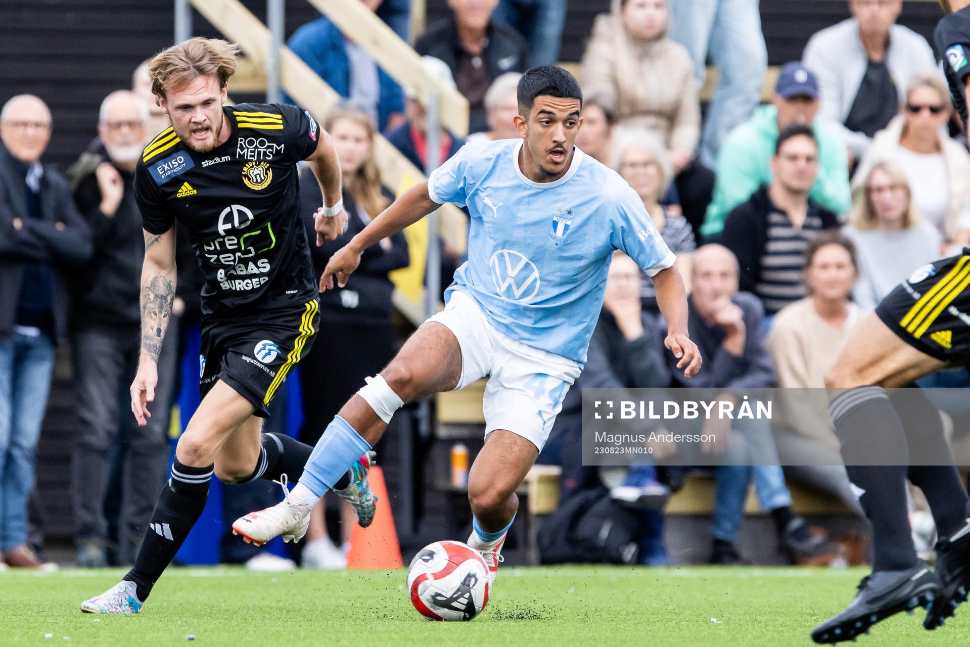 Smedby AISs Markus Holm och Malmö FFs Zakaria Loukili