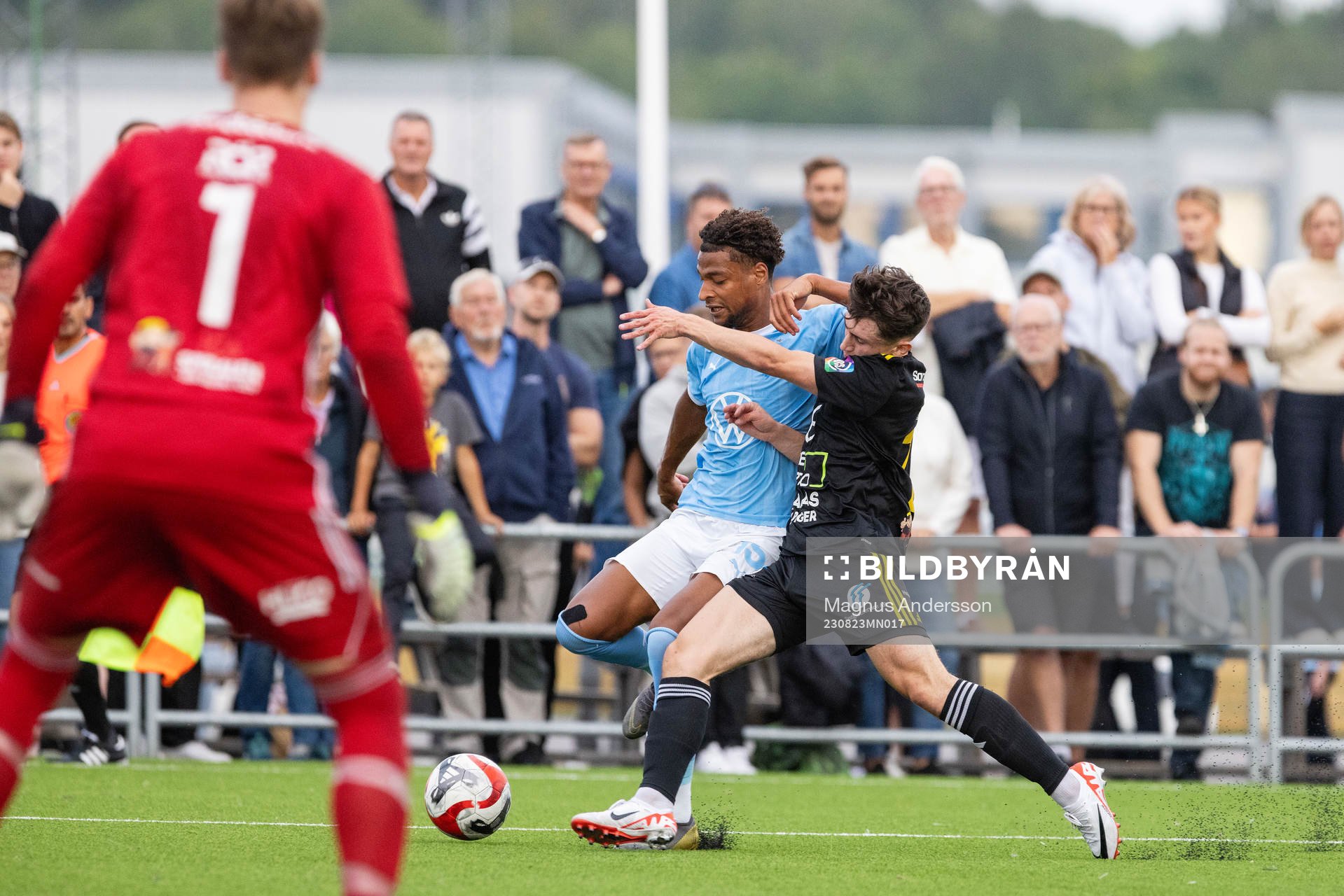 Malmö FFs Joseph Ceesay och Smedby AISs Joakim Gunnar