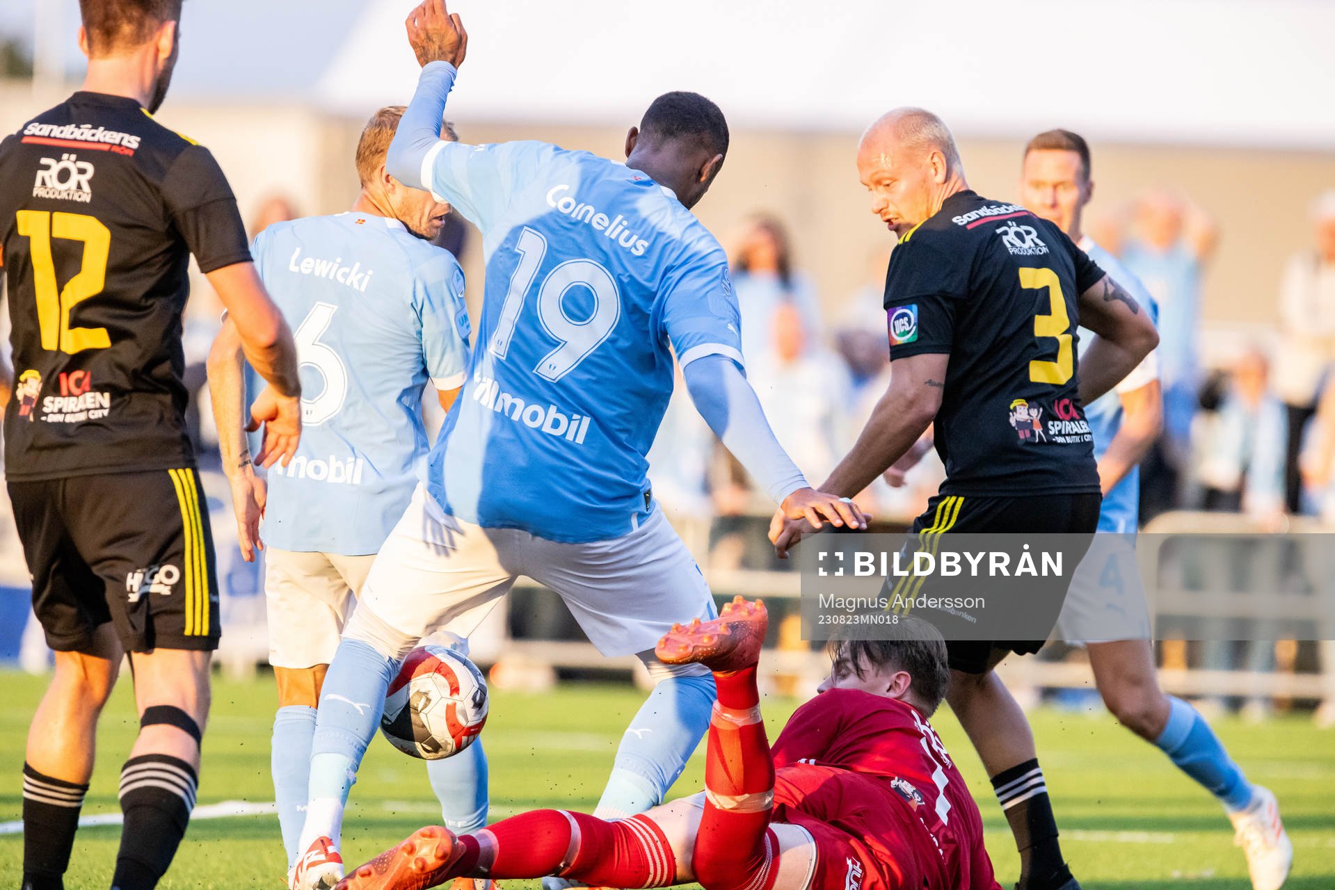 Smedby AISs målvakt Jesper Royé räddar mot Malmö FFs