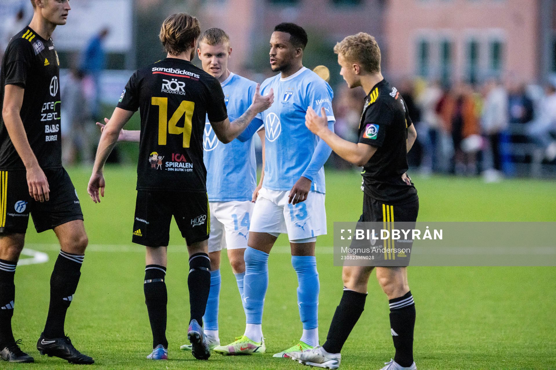 Malmö FFs Sebastian Jörgensen och Martin Olsson tackar