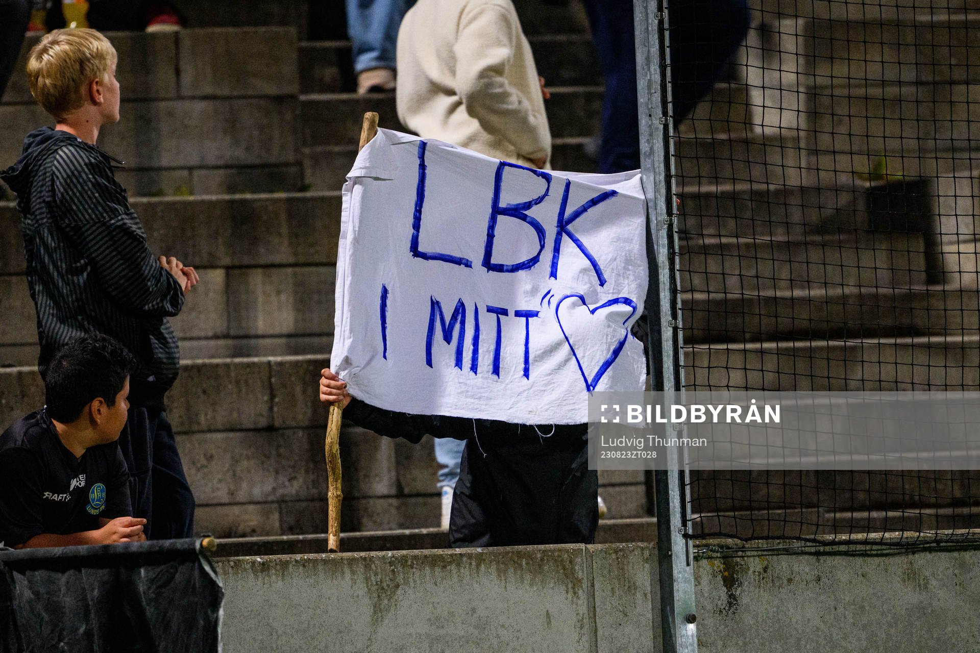 En supporter håller uppe banneroll LBK i mitt hjärta