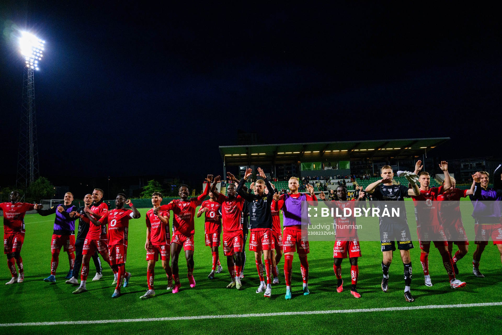 Elfsborg spelare jublar med supportrarna efter segern i fotbollsmatchen i Svenska Cupen mellan Lunds BK och Elfsborg den 23 augusti 2023 i Lund.