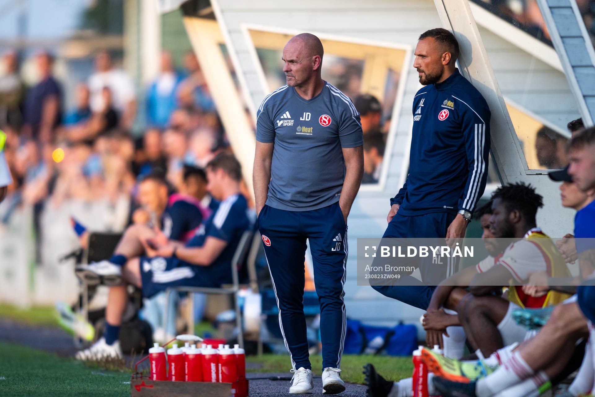 Sandvikens IFs assisterande tränare Jens Dahlqvist och Kiarash Livani under fotbollsmatchen i Svenska Cupen mellan Sandvikens IF och Djurgården den 23 augusti 2023 i Sandviken.