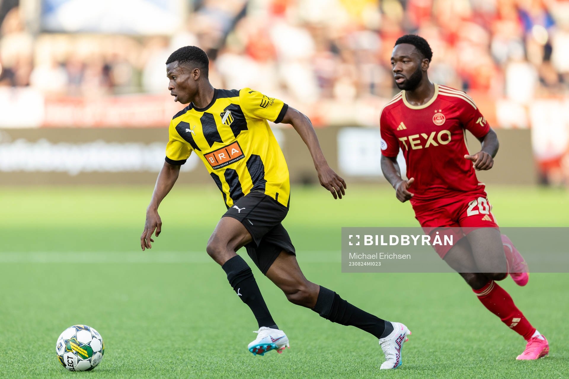 Akoua Romeo Amane of Häcken and Shayden Morris of Aberdeen