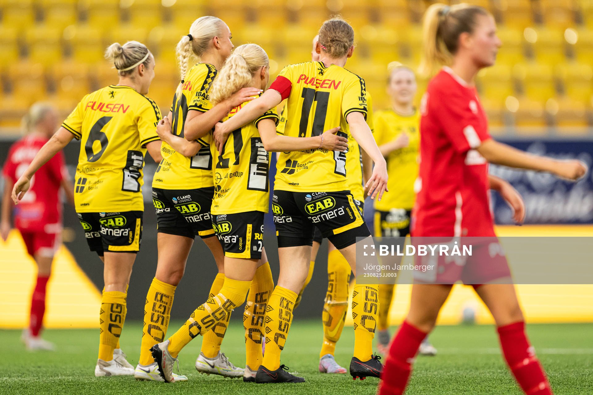 Elfsborgs Tea Skoglund jublar med lagkamrater