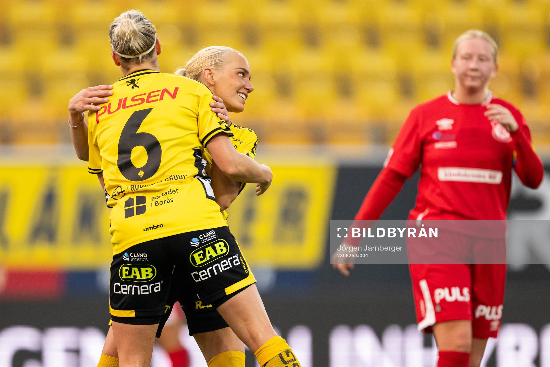 Elfsborgs Tea Skoglund jublar med Linda Westberg Carlsson