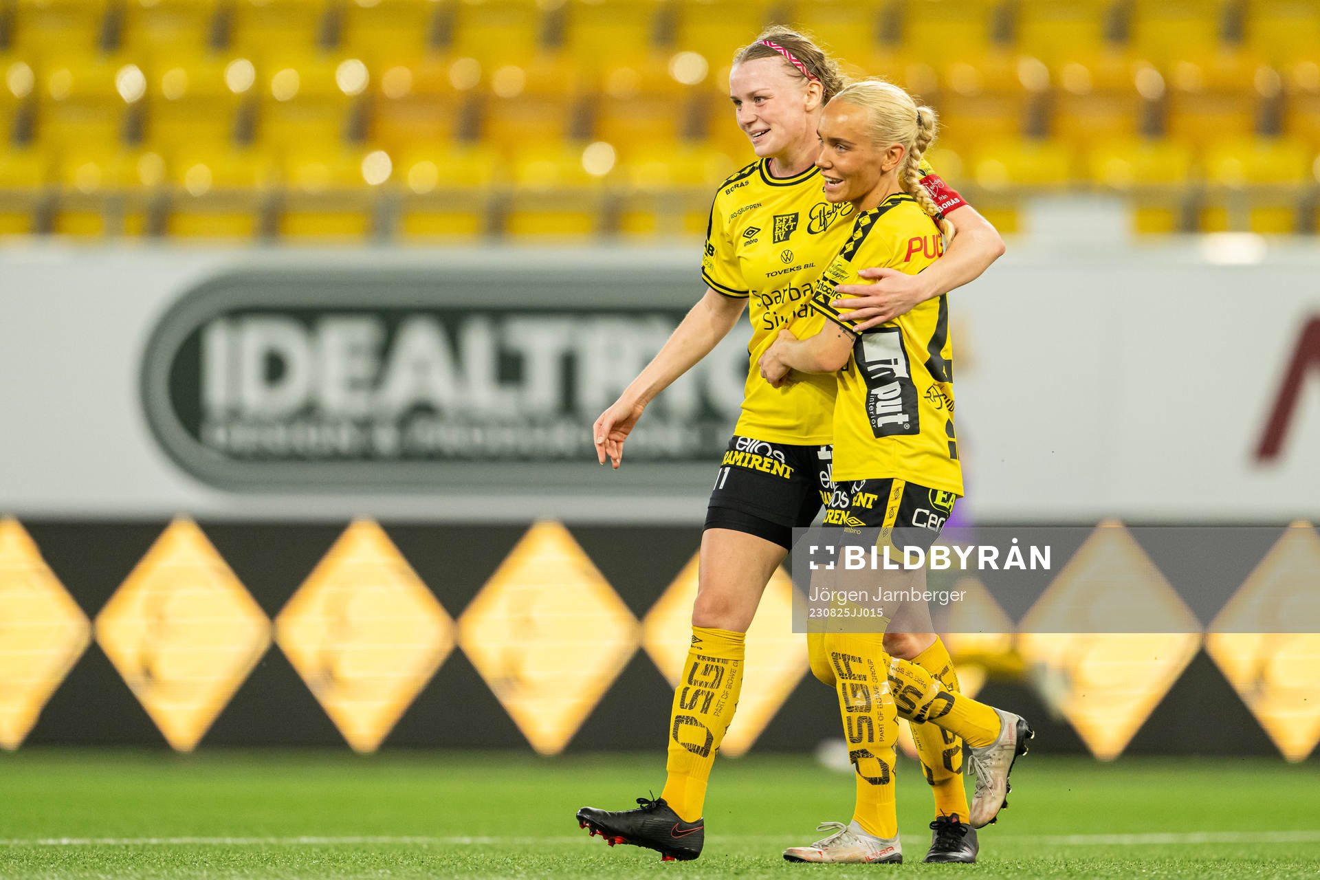 Elfsborgs Leann Nyström och Tea Skoglund jublar