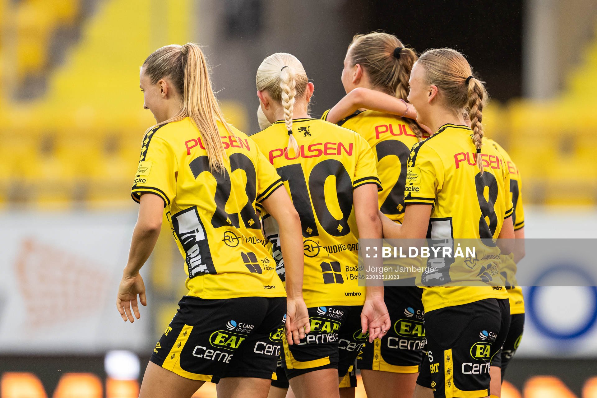 Elfsborgs Stina Jensen jublar med lagkamrater