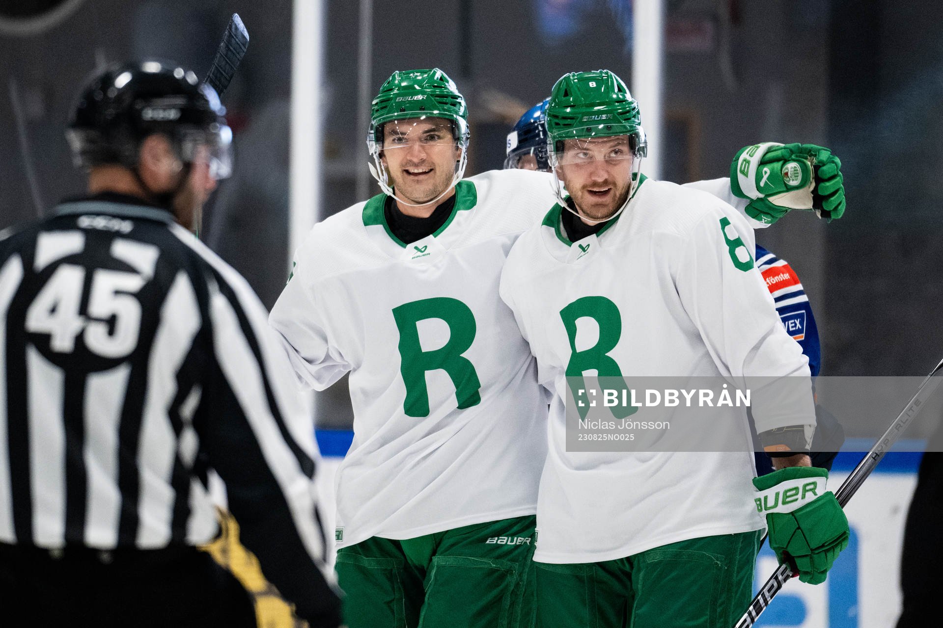Rögles Brady Ferguson och Linus Sandin jublar