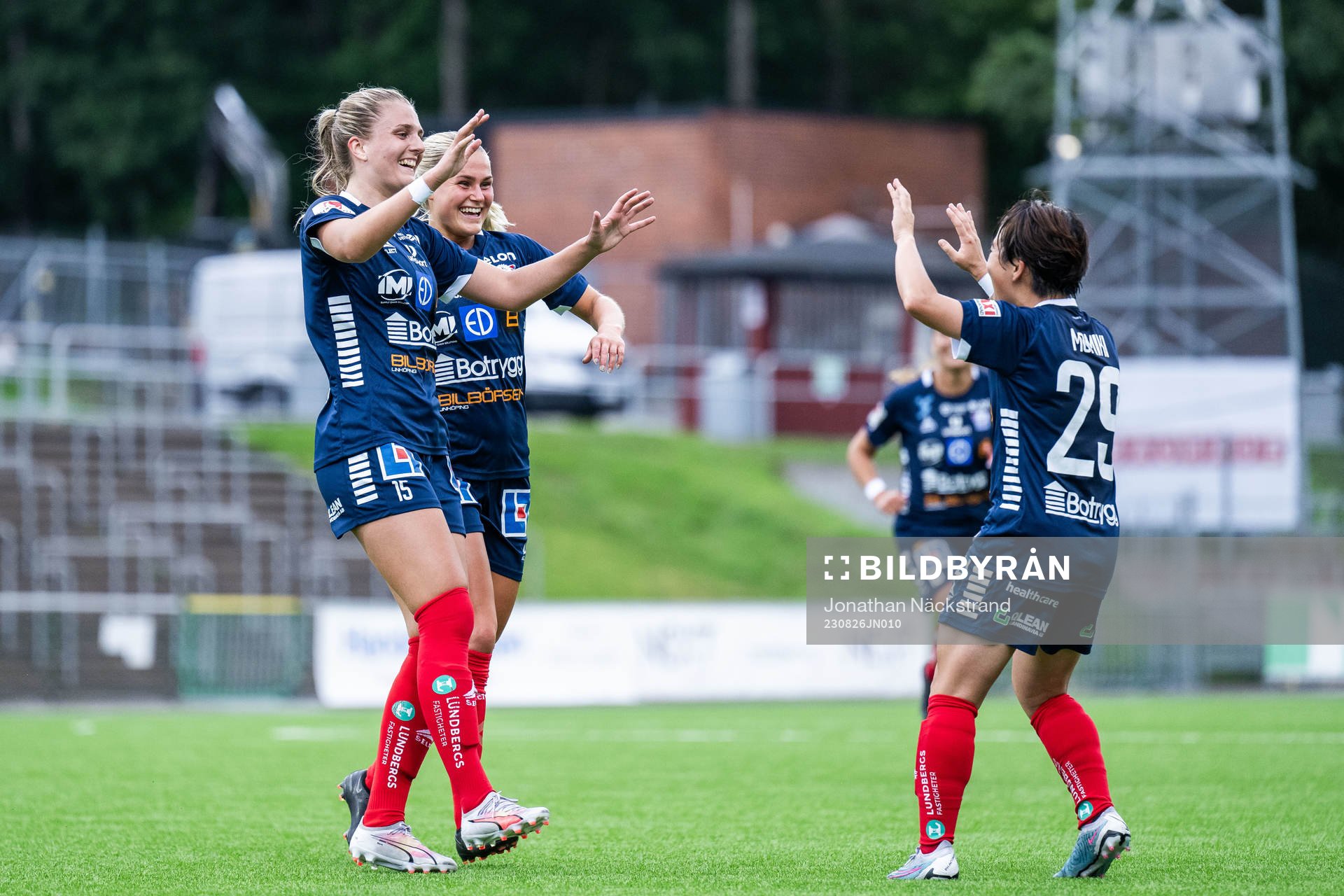 Linköpings Lisa Björk jublar med lagkamrater