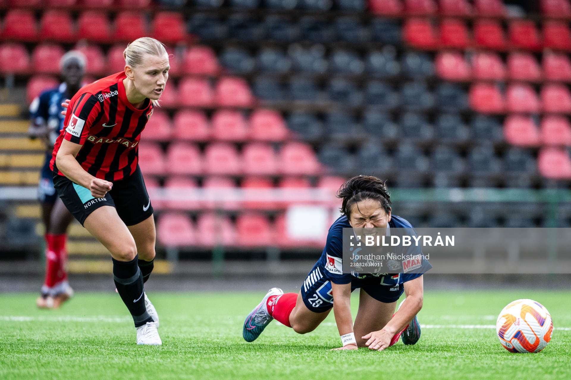 Brommapojkarnas Sara Olai och Linköpings Yuka Momiki under fotbollsmatchen i Damallsvenskan mellan Brommapojkarna och Linköping den 26 augusti 2023 i Stockholm.