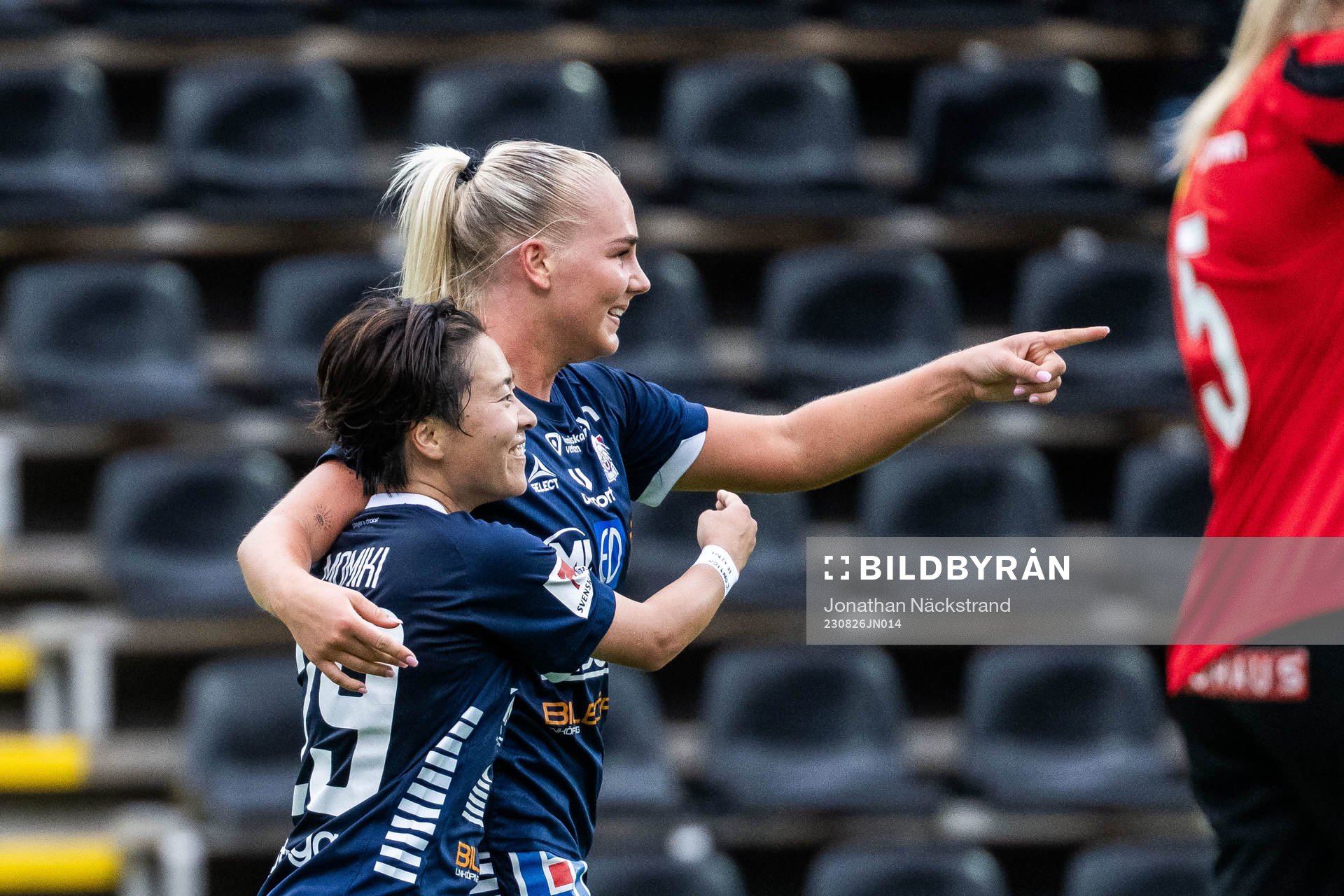 Linköpings Cathinka Tandberg jublar med Yuka Momiki