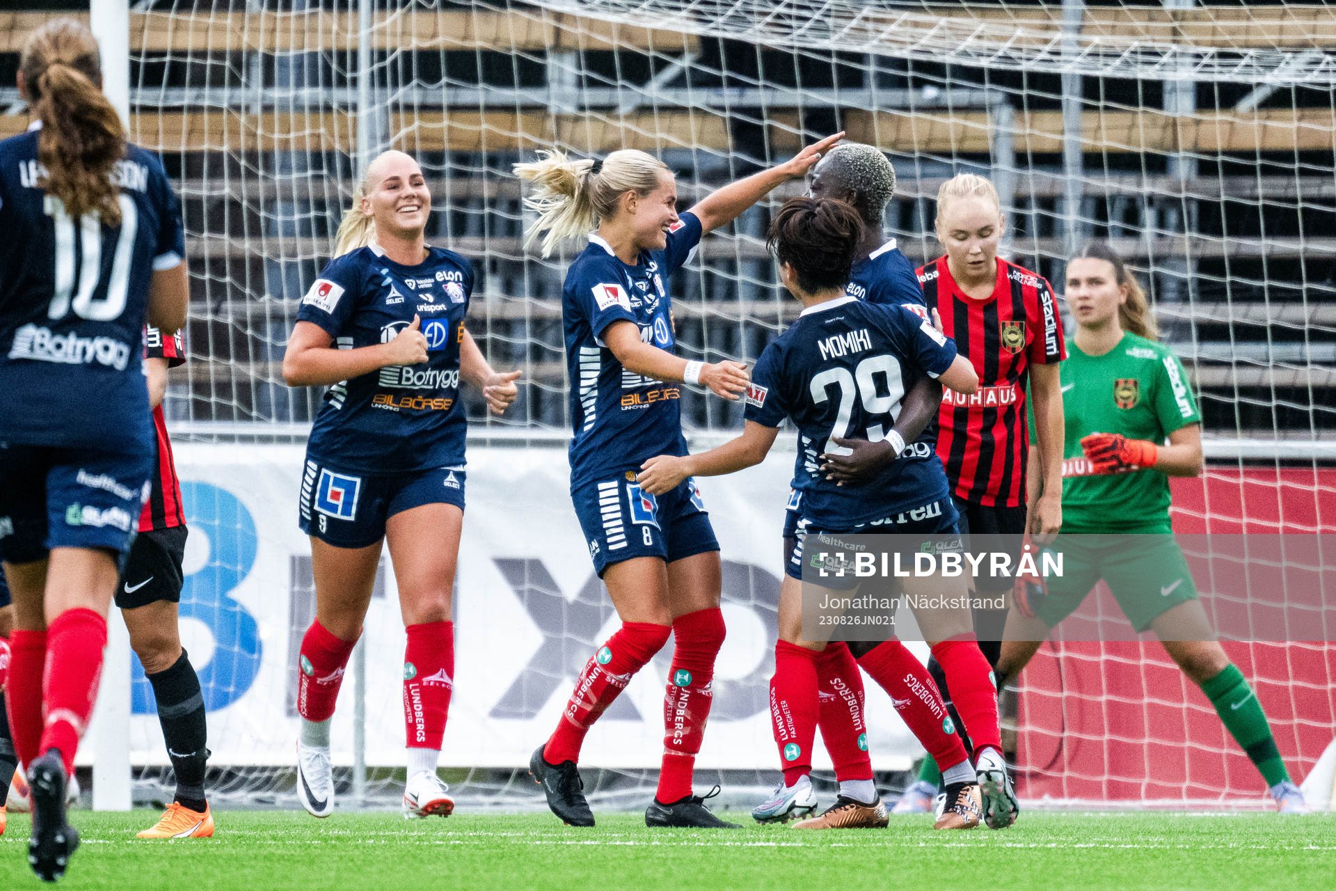 Linköpings Michaela Abam jublar med lagkamrater
