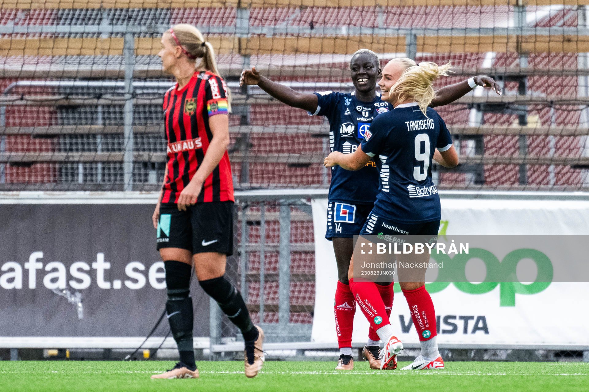 Linköpings Michaela Abam jublar med Cathinka Tandberg