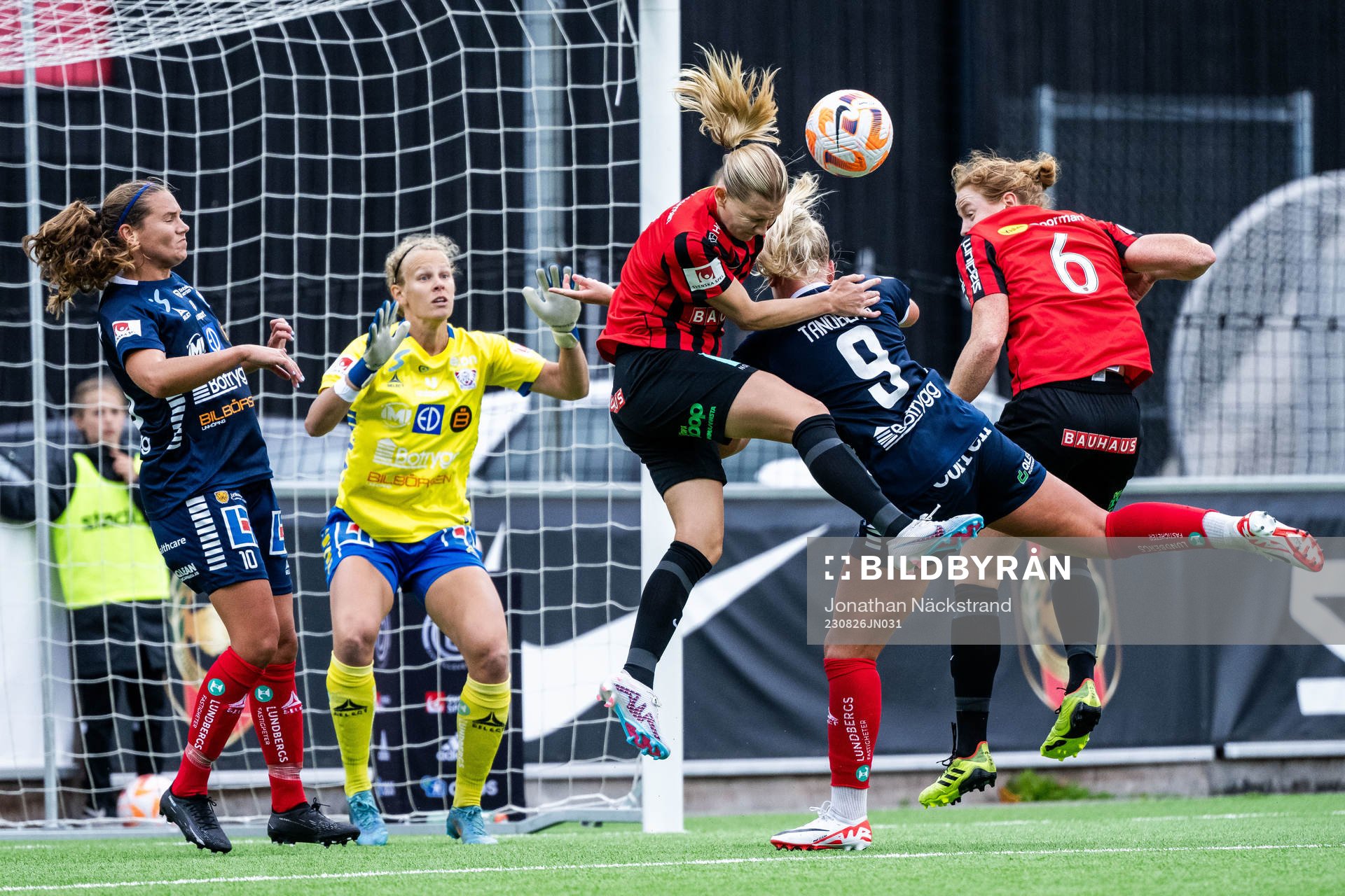 Linköpings målvakt Cajsa Andersson och Cathinka Tandberg mot Brommapojkarnas Sara Olai och Sara Nordin under fotbollsmatchen i Damallsvenskan mellan Brommapojkarna och Linköping den 26 augusti 2023 i Stockholm.