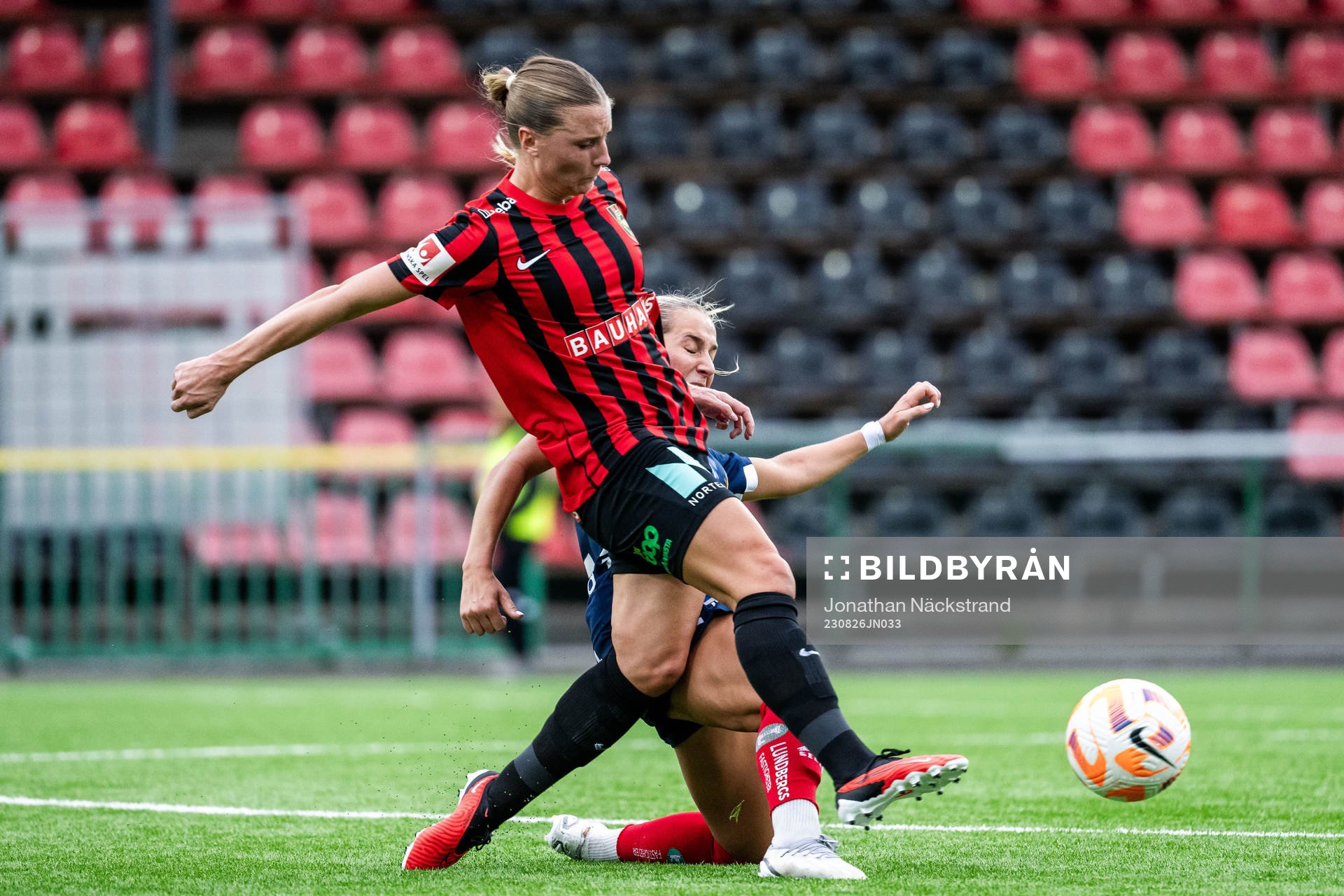 Brommapojkarnas Louise Lillbäck och Linköpings Felicia Saving under fotbollsmatchen i Damallsvenskan mellan Brommapojkarna och Linköping den 26 augusti 2023 i Stockholm.
