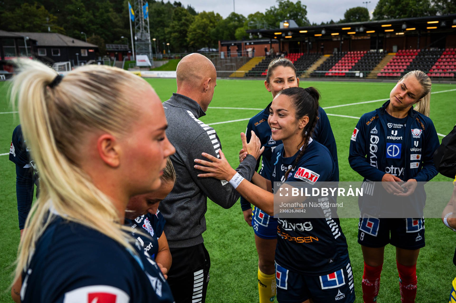 Linköpings tränare Anders Jacobson jublar med Michelle De