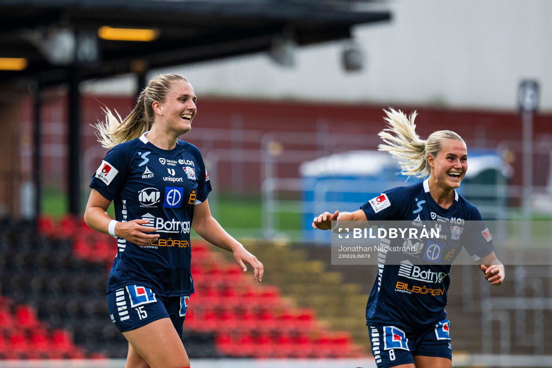 Linköpings Lisa Björk jublar med Johanna Svedberg efter 0-1 under fotbollsmatchen i Damallsvenskan mellan Brommapojkarna och Linköping den 26 augusti 2023 i Stockholm.