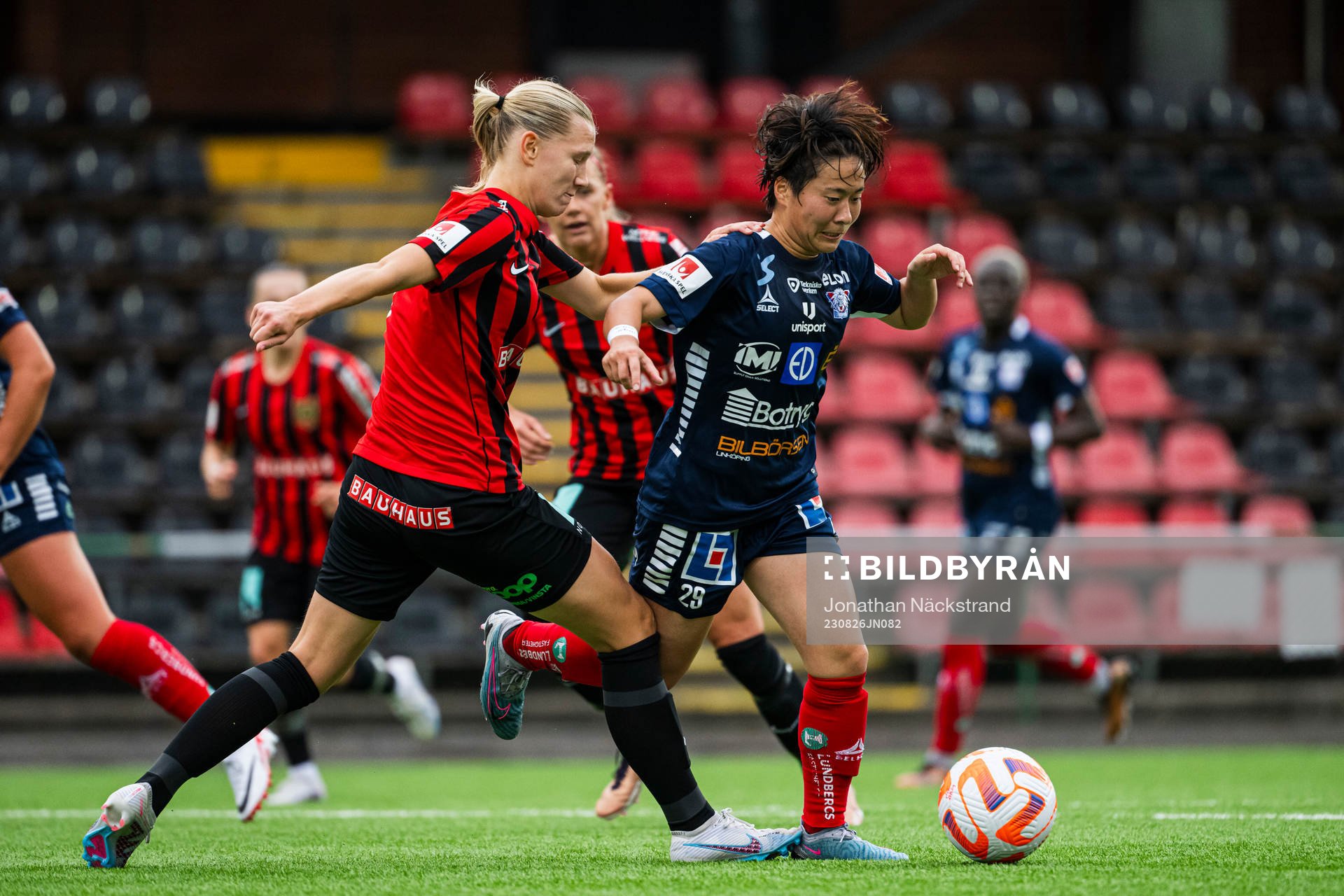 Brommapojkarnas Sara Olai och Linköpings Yuka Momiki under fotbollsmatchen i Damallsvenskan mellan Brommapojkarna och Linköping den 26 augusti 2023 i Stockholm.