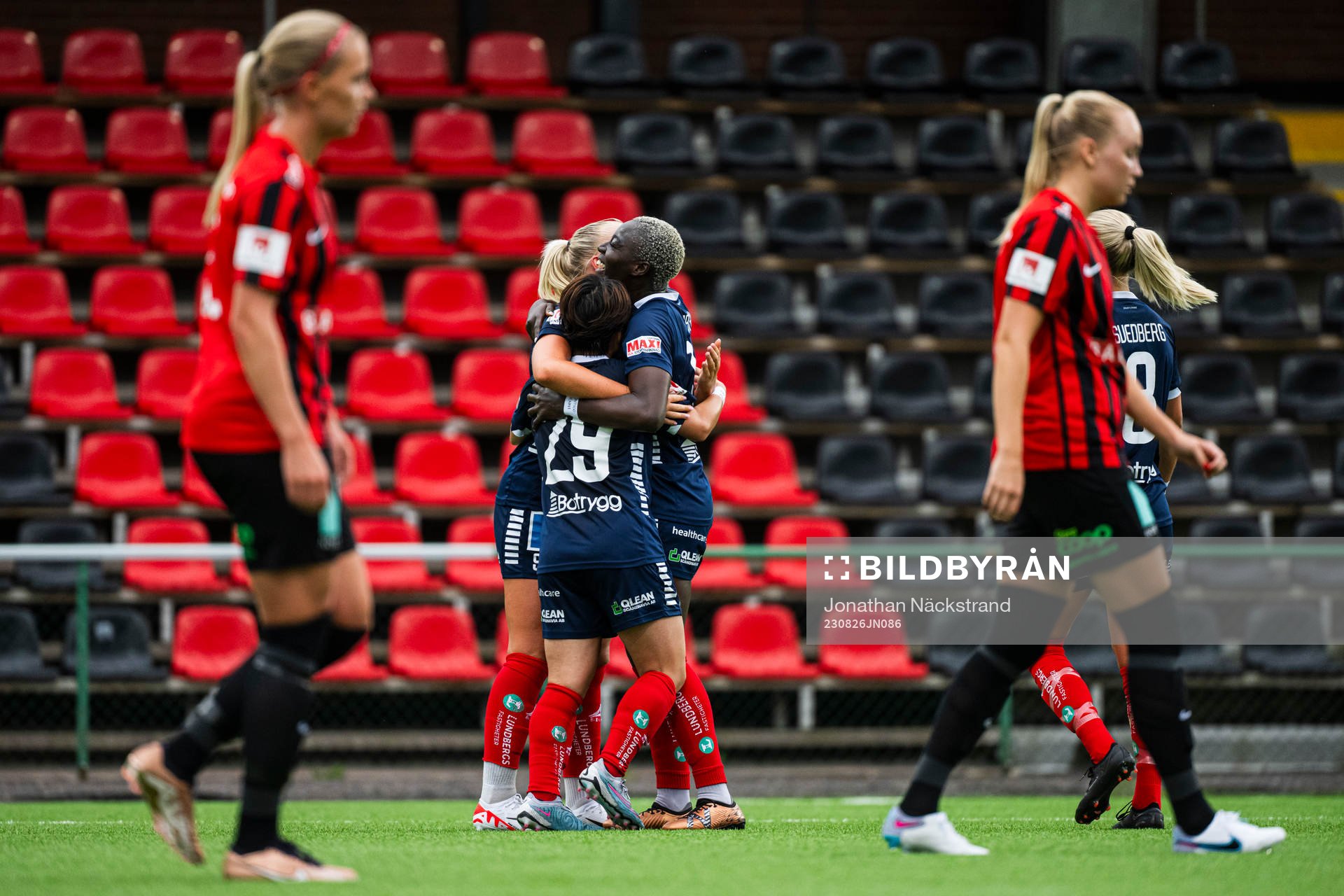 Linköpings Cathinka Tandberg jublar med Yuka Momiki och