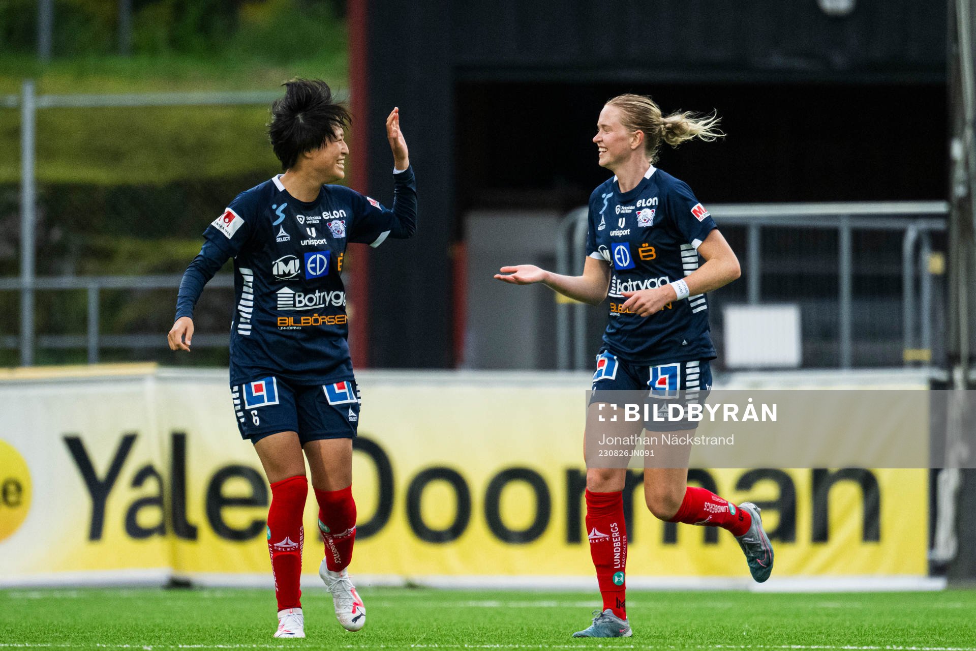 Linköpings Saori Takarada jublar med Emma Östlund