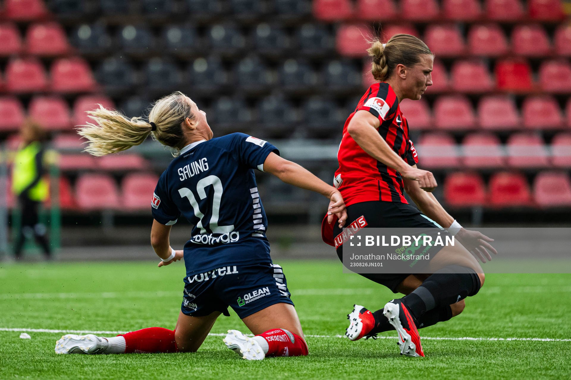 Linköpings Felicia Saving och Brommapojkarnas Louise Lillbäck under fotbollsmatchen i Damallsvenskan mellan Brommapojkarna och Linköping den 26 augusti 2023 i Stockholm.