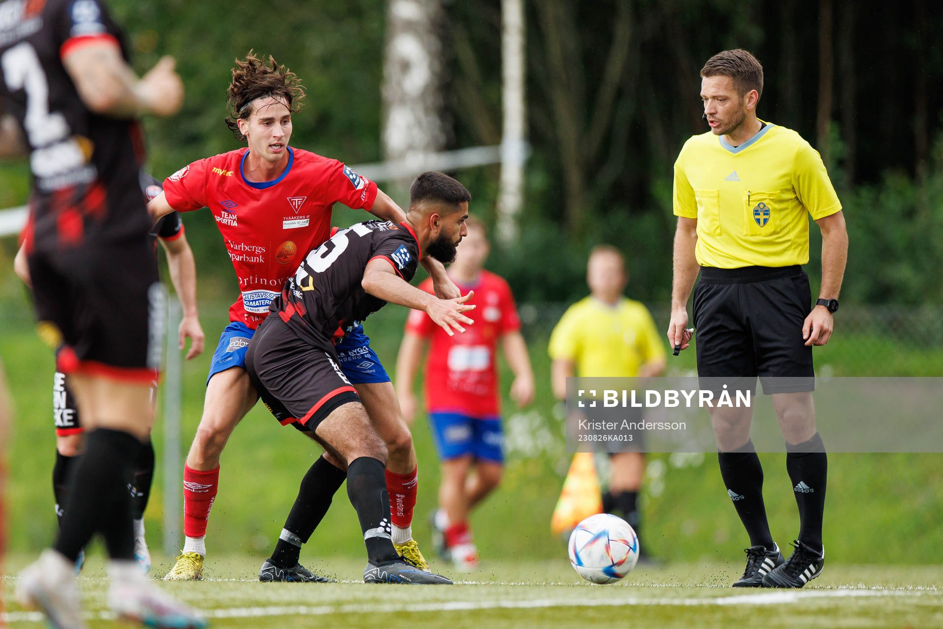Tvååkers Marcus Jönsson och Trollhättans Suleman Zurmati under fotbollsmatchen i Ettan södra mellan Tvååker och Trollhättan den 26 augusti 2023 i Tvååker.