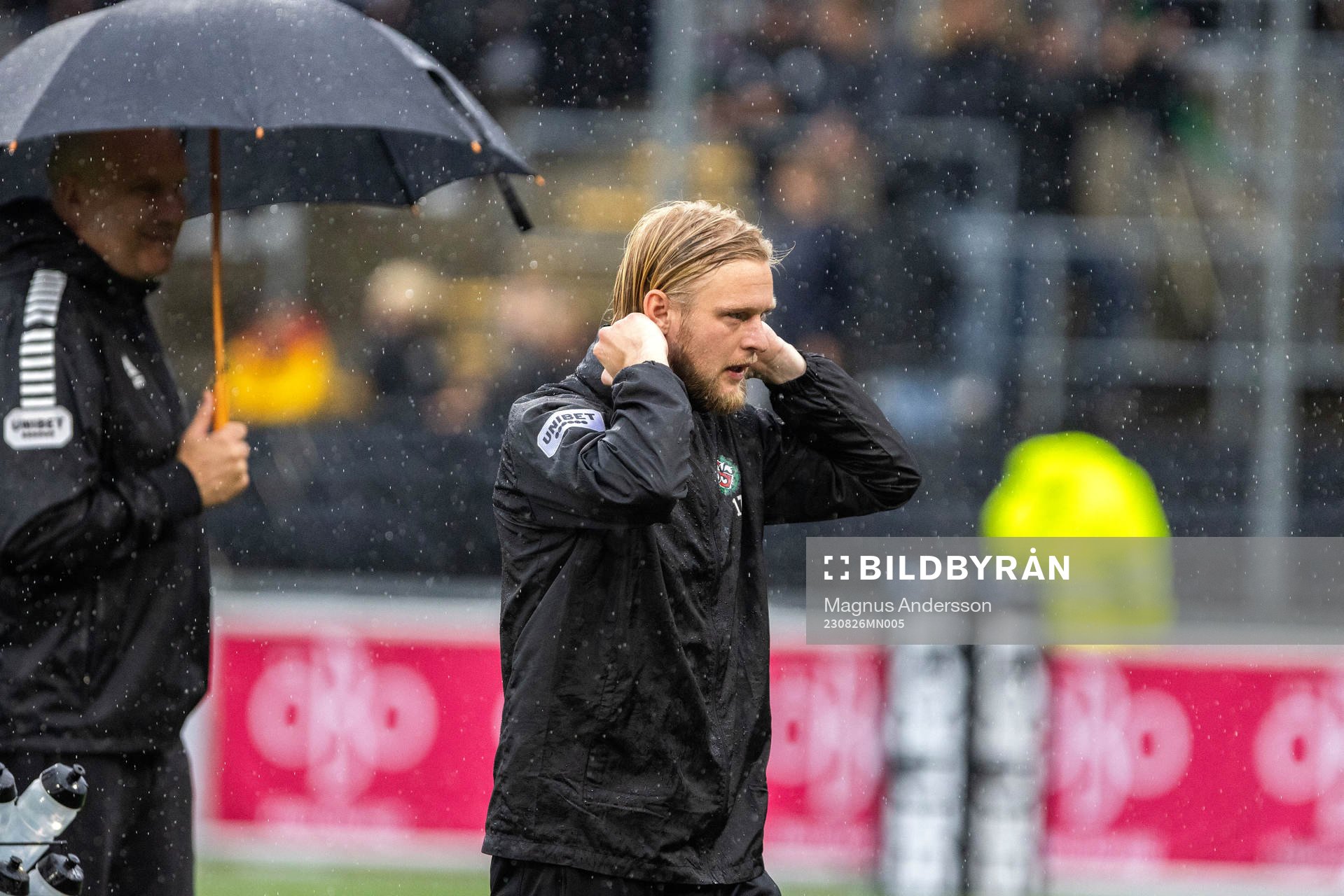 Örebros Kalle Holmberg på uppvärmningen