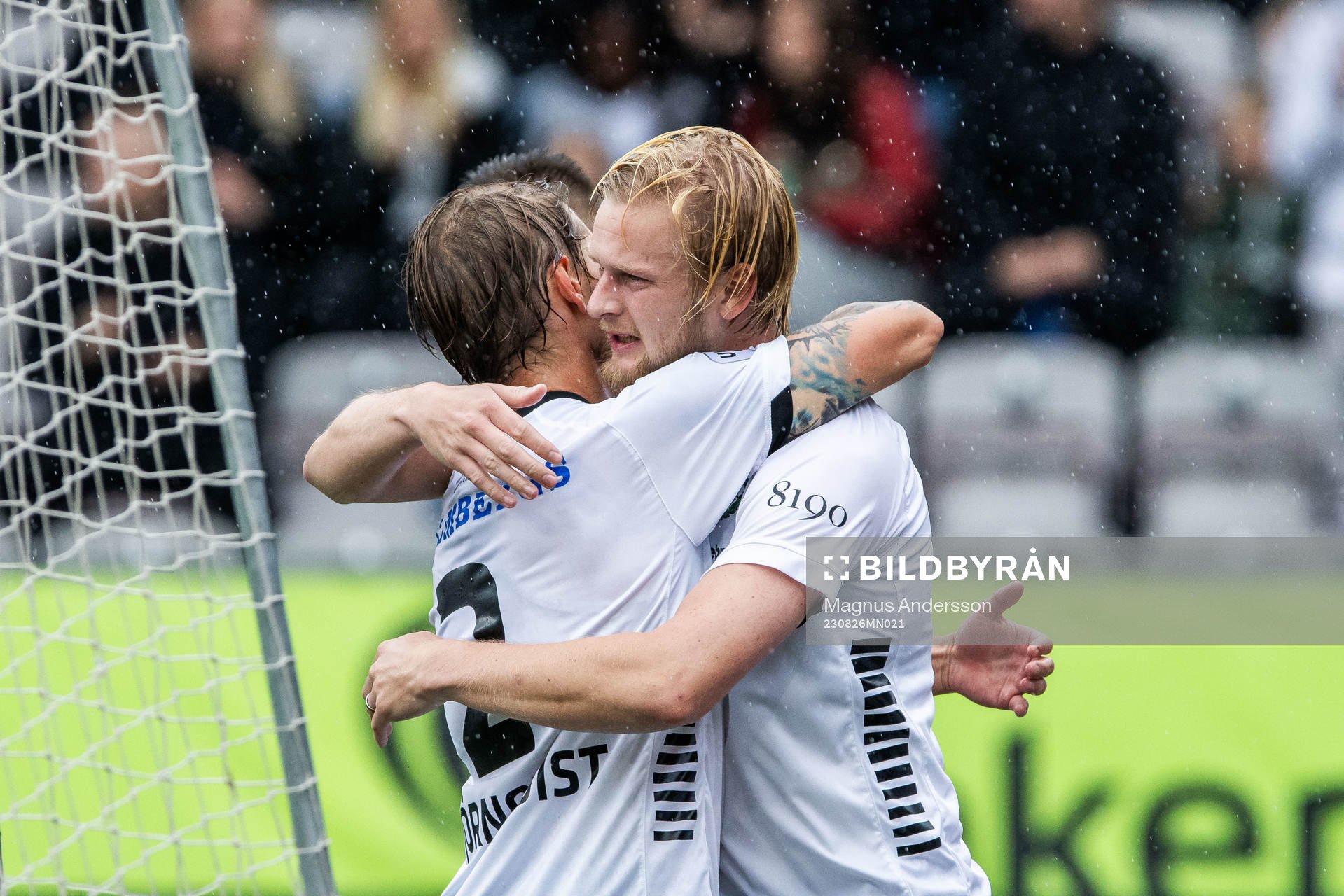 Örebros Kalle Holmberg jublar med lagkamrater