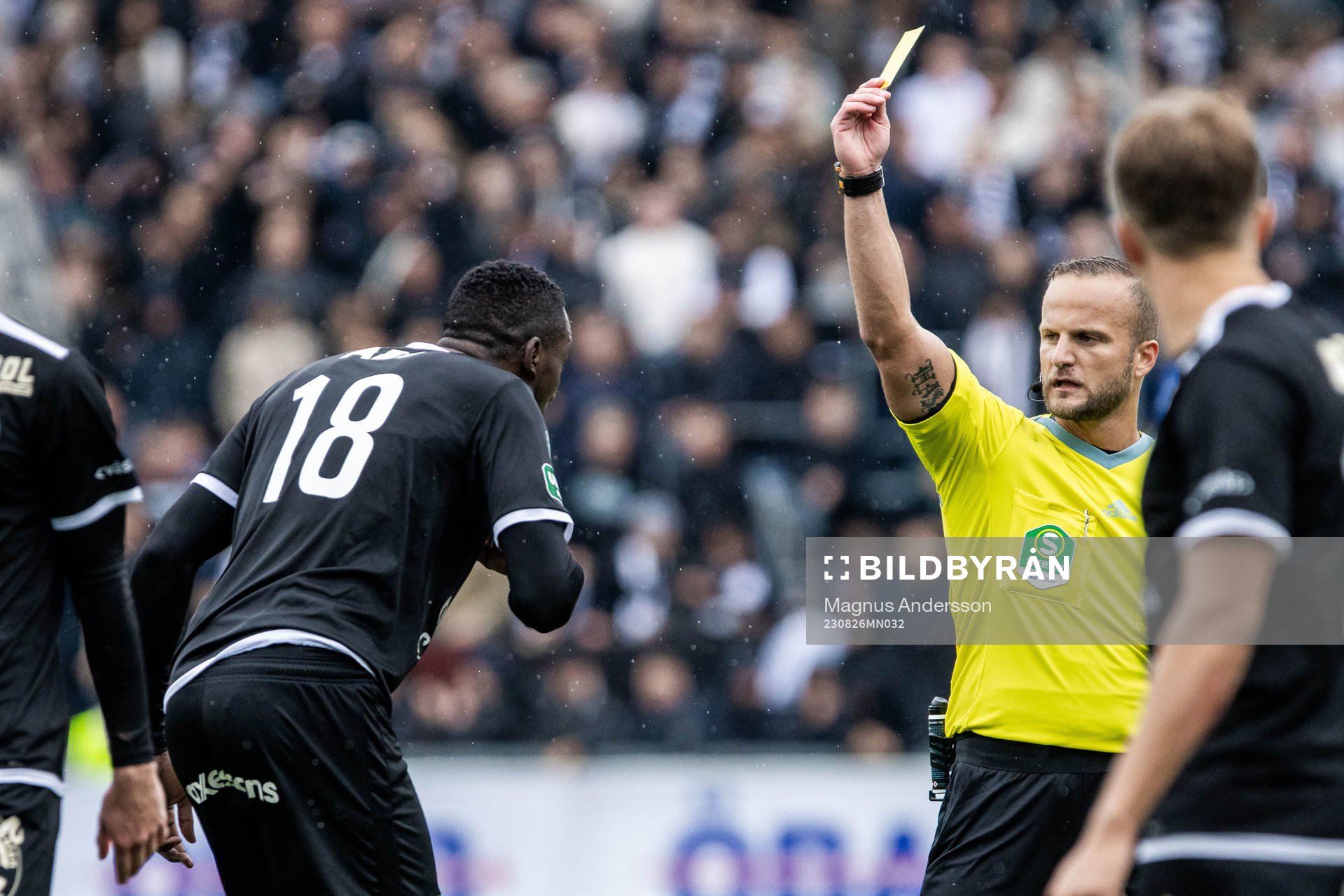 Västerås SKs Frederic Nsabiyumva får ett gult kort av
