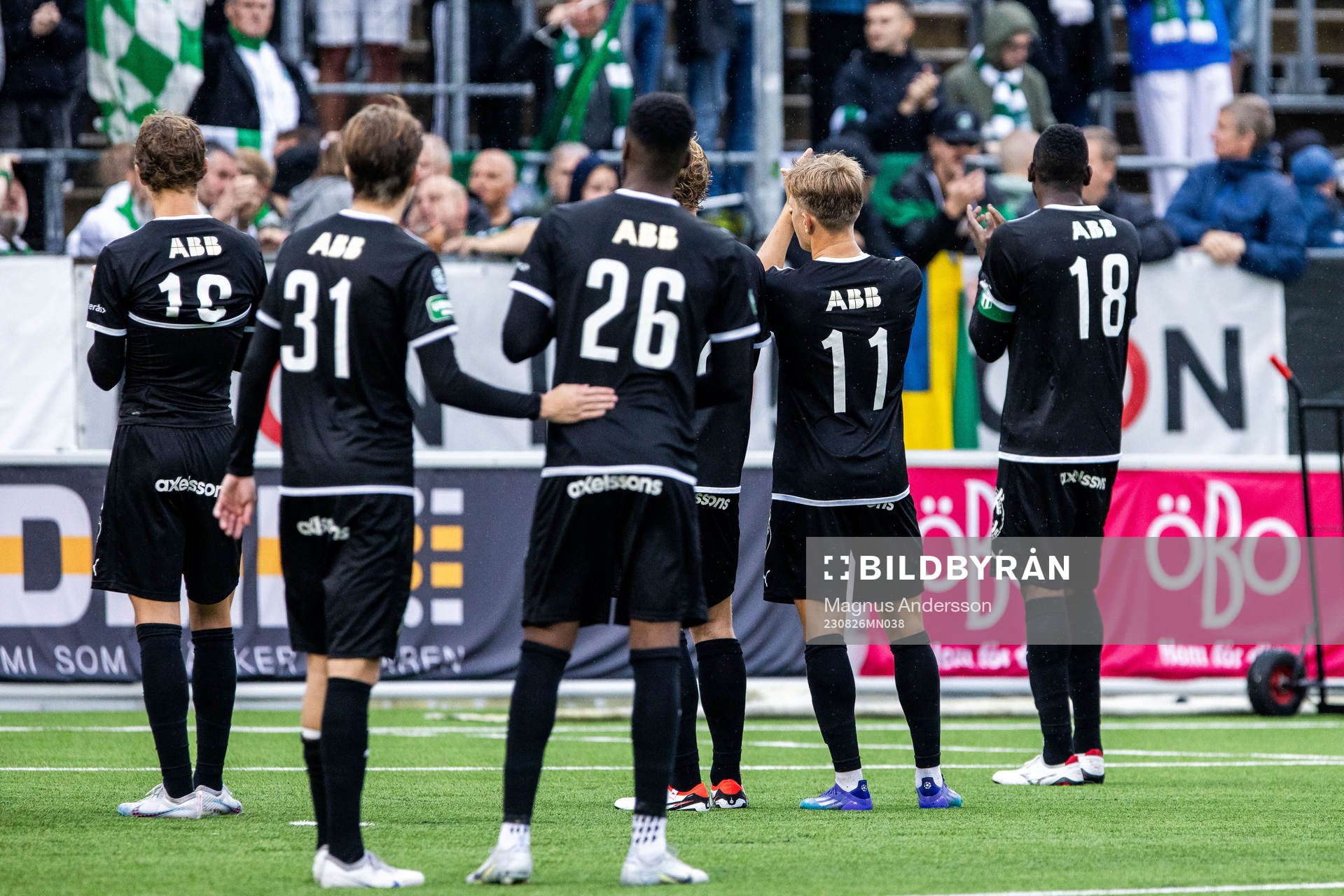 Västerås SKs spelare tackar publiken