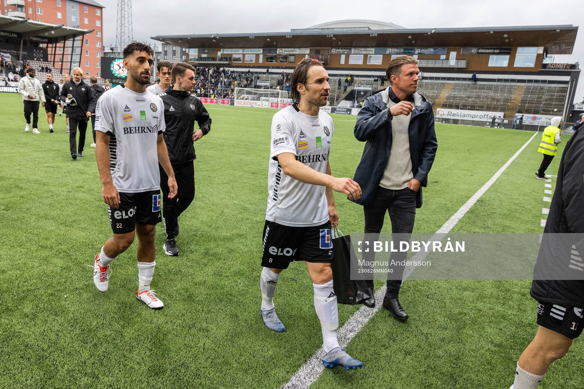 Örebros Lucas Shlimon och Kevin Walker efter fotbollsmatchen i Superettan mellan Örebro och Västerås SK den 26 augusti 2023 i Örebro. 